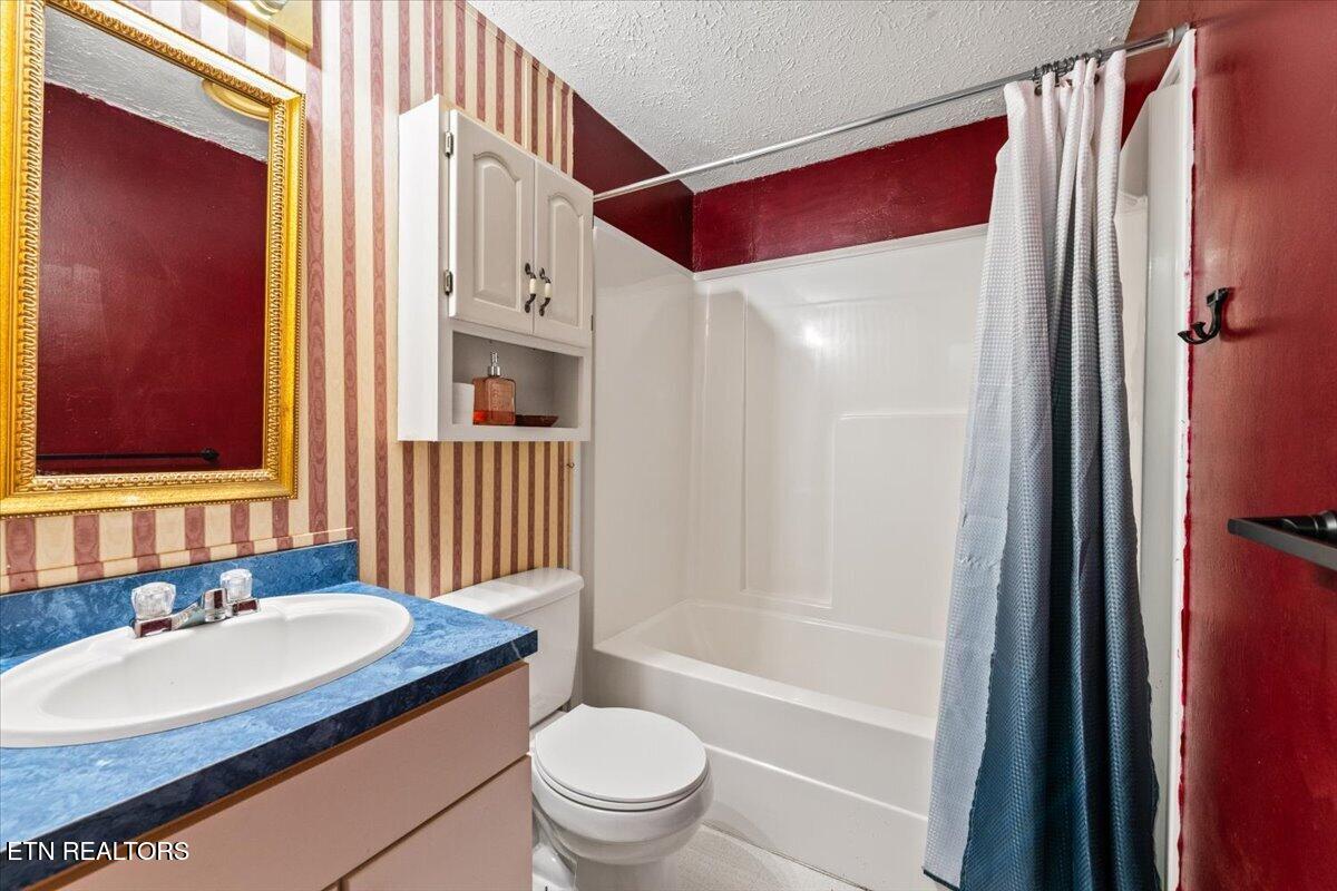 166 Andrew Lane Jacksboro TN 37757