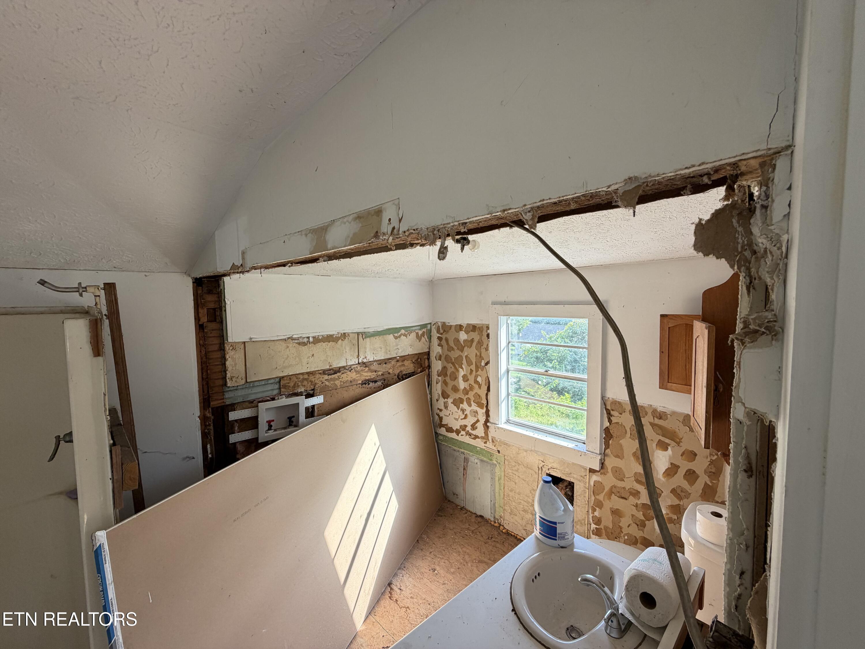 911 Loop Road Lafollette TN 37766