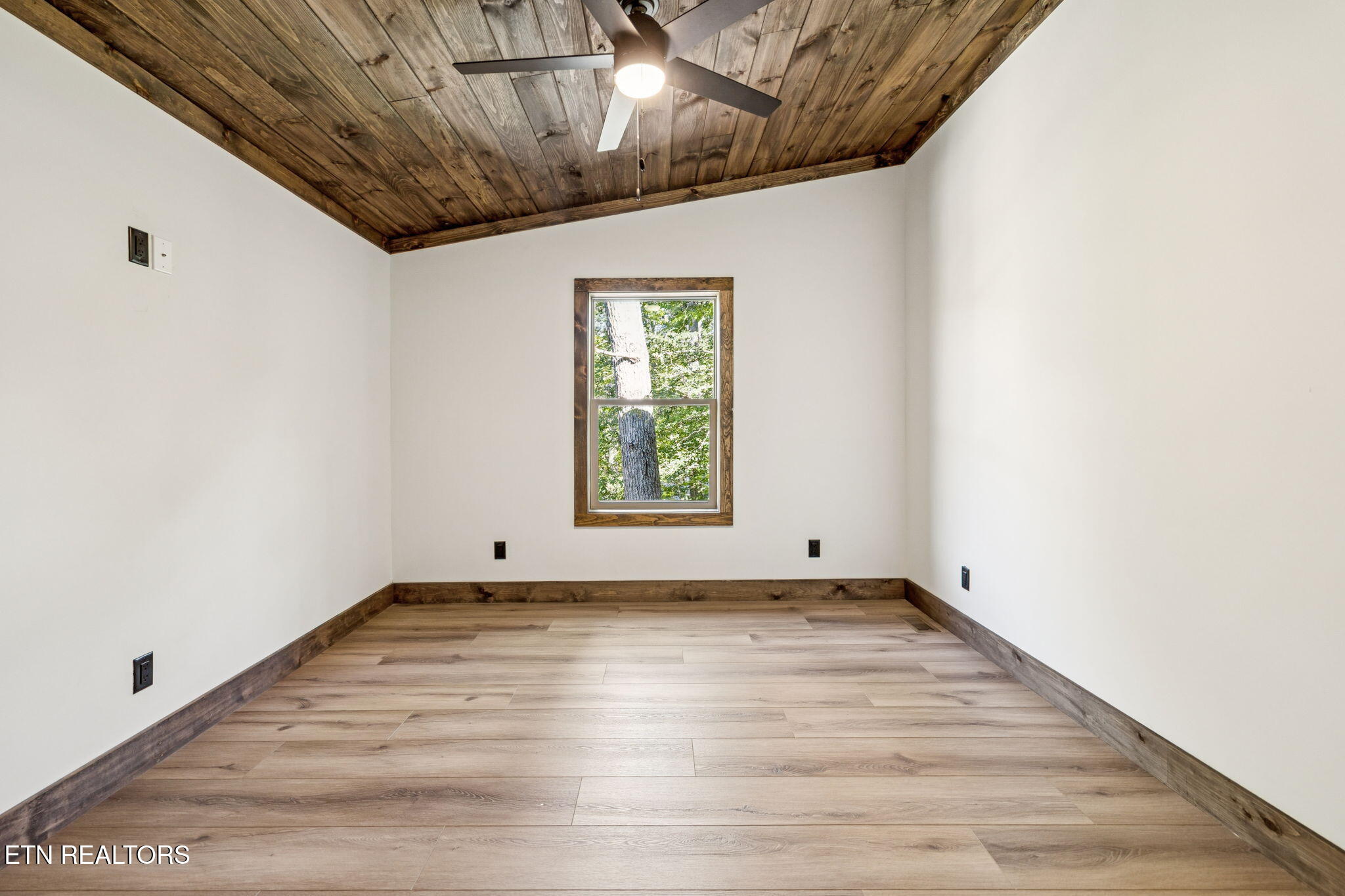 717 Country Oaks Lane Lafollette TN 37766