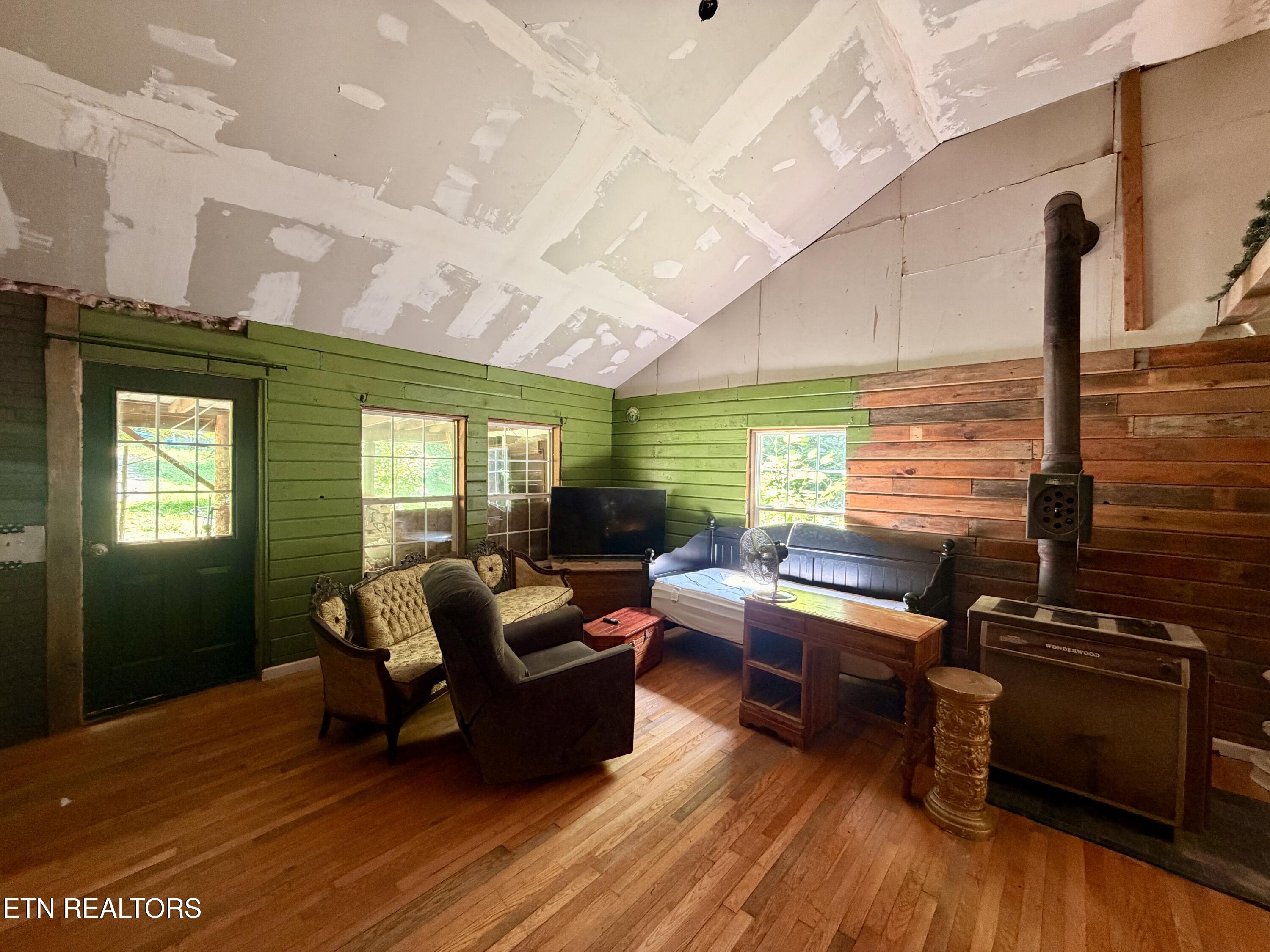 402 Paradise Lane Deer Lodge TN 37726