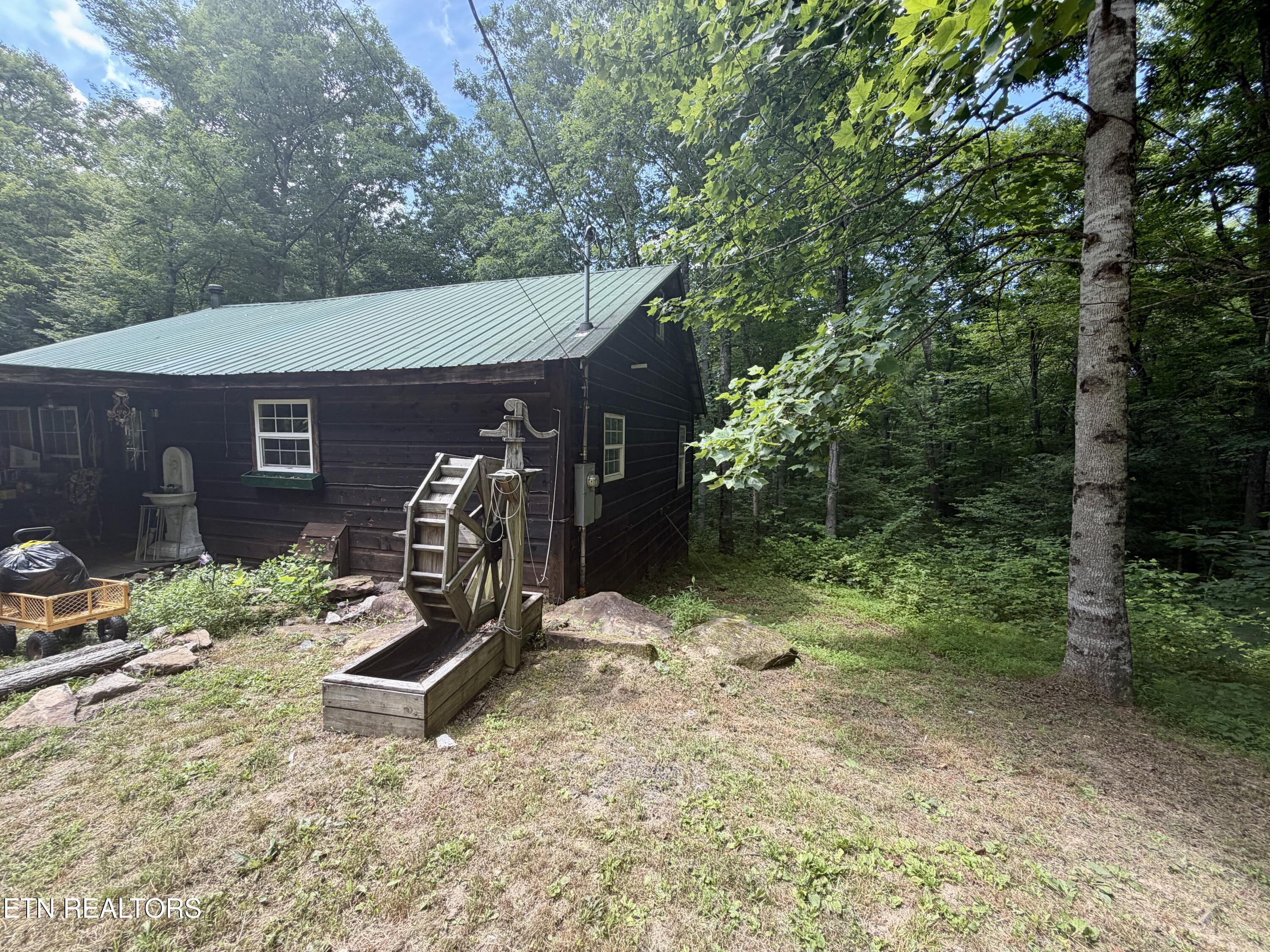 402 Paradise Lane Deer Lodge TN 37726