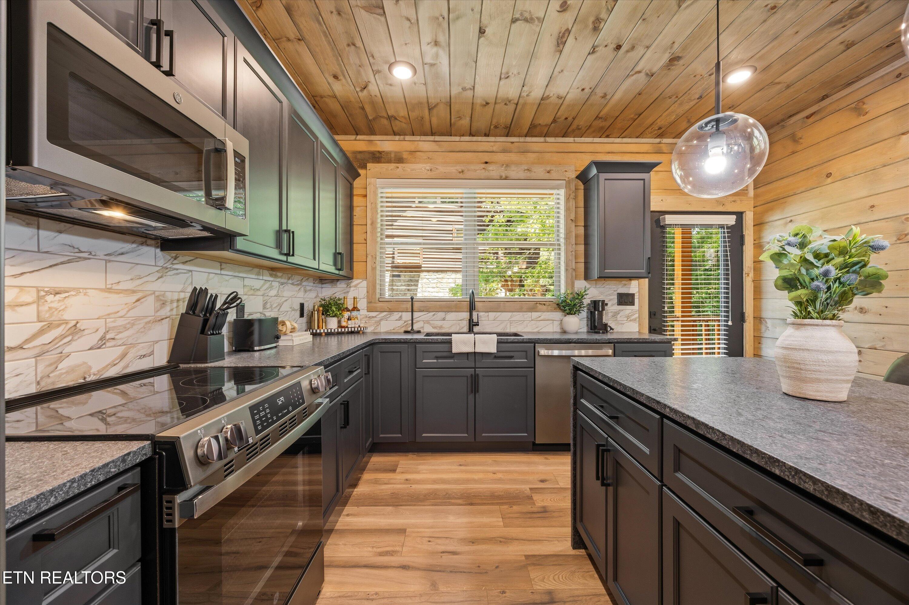 2107 Valley Creek Way Pigeon Forge TN 37862