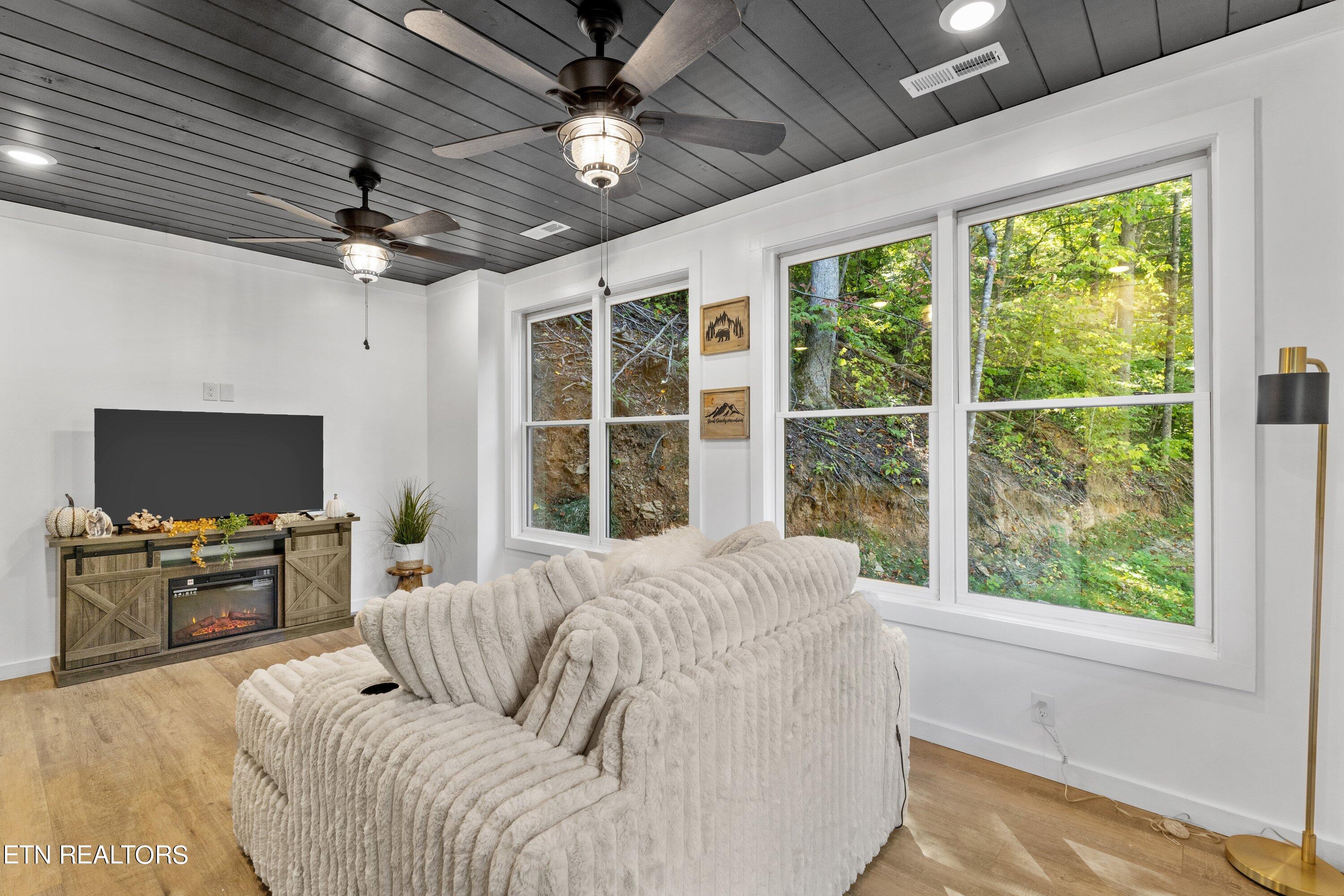1906 Beach Front Drive Drive Sevierville TN 37876