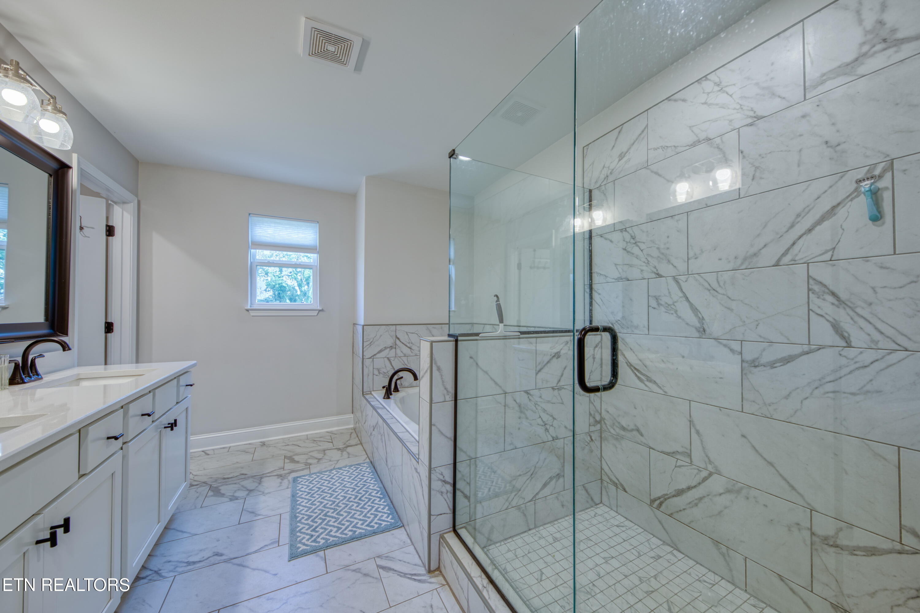 247 English Oak Lane Lenoir City TN 37771