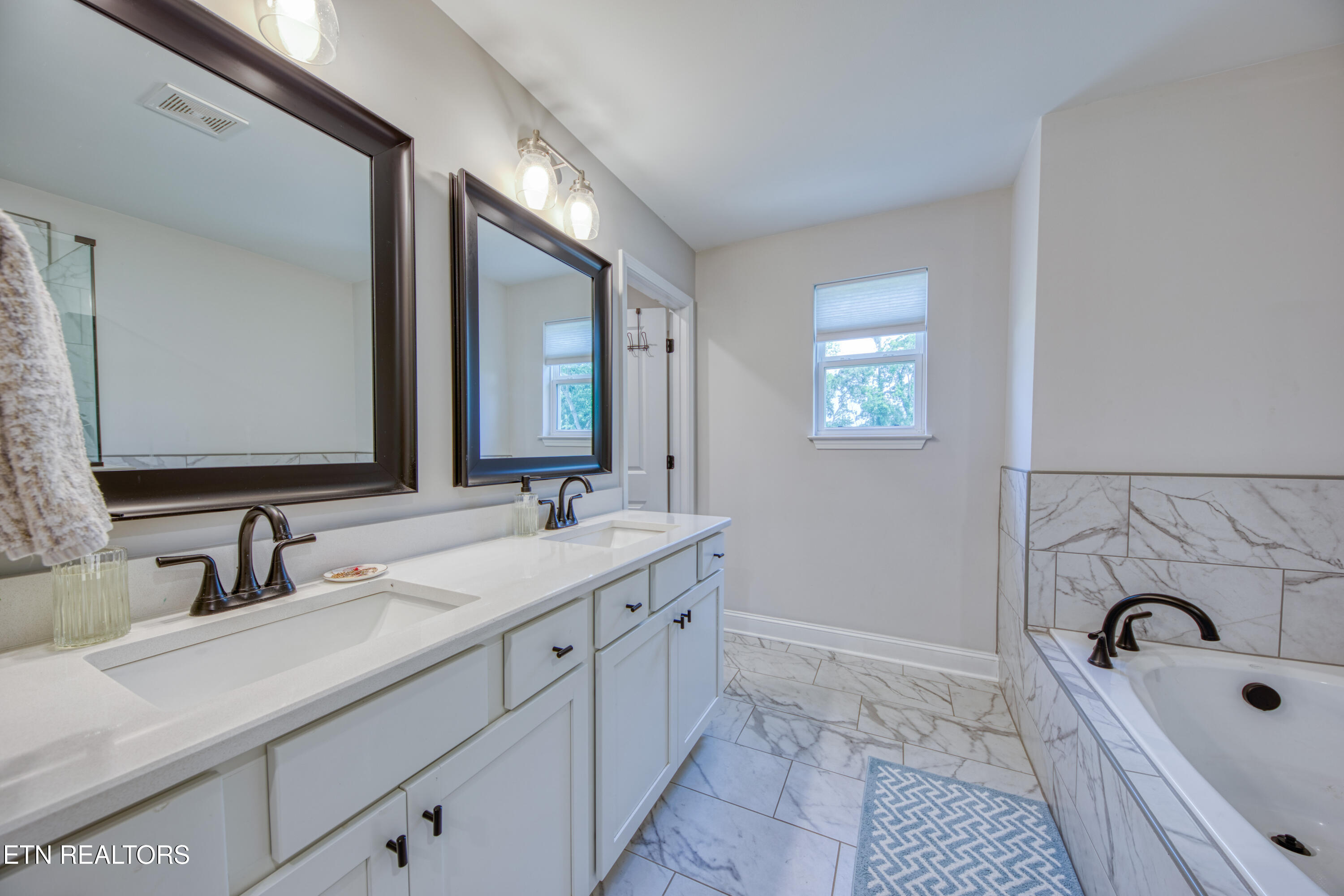 247 English Oak Lane Lenoir City TN 37771