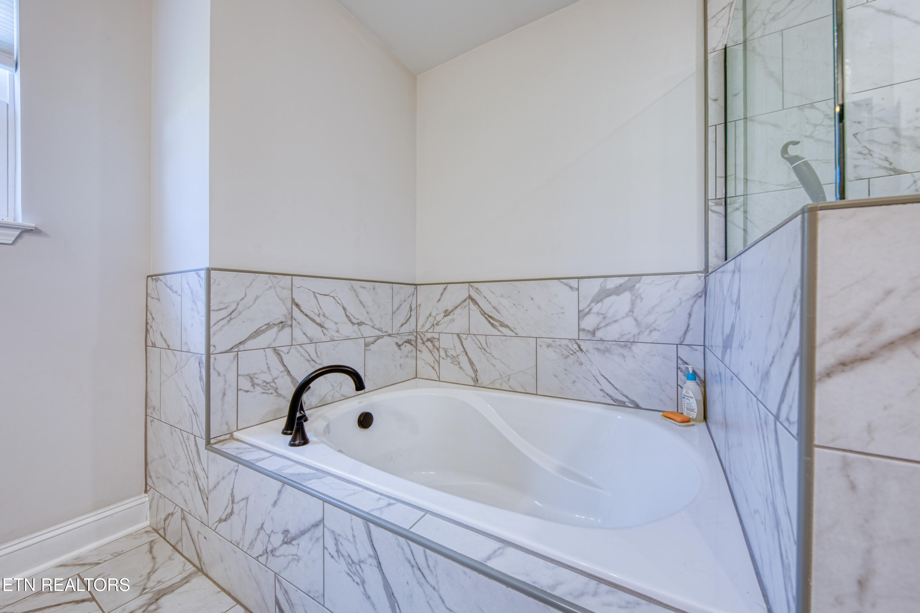 247 English Oak Lane Lenoir City TN 37771