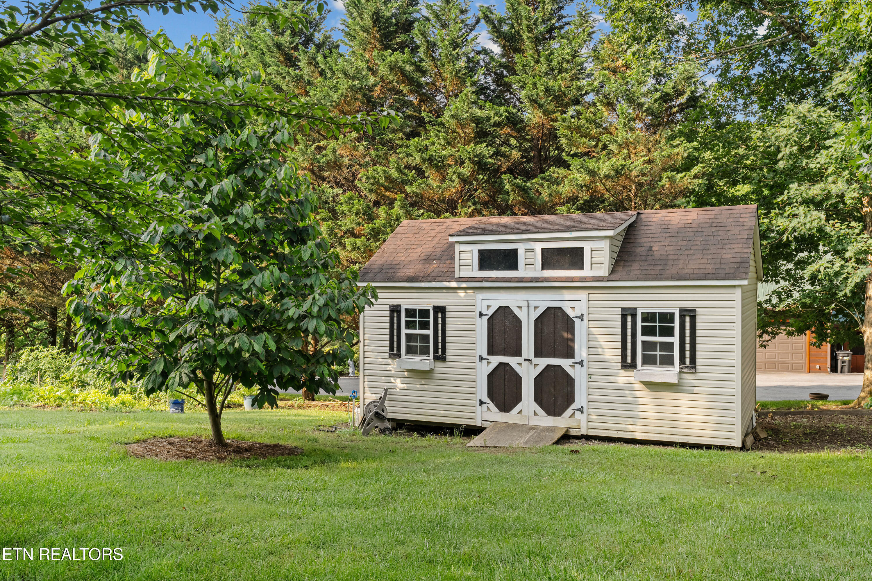 328 Hansels Lea Sevierville TN 37876