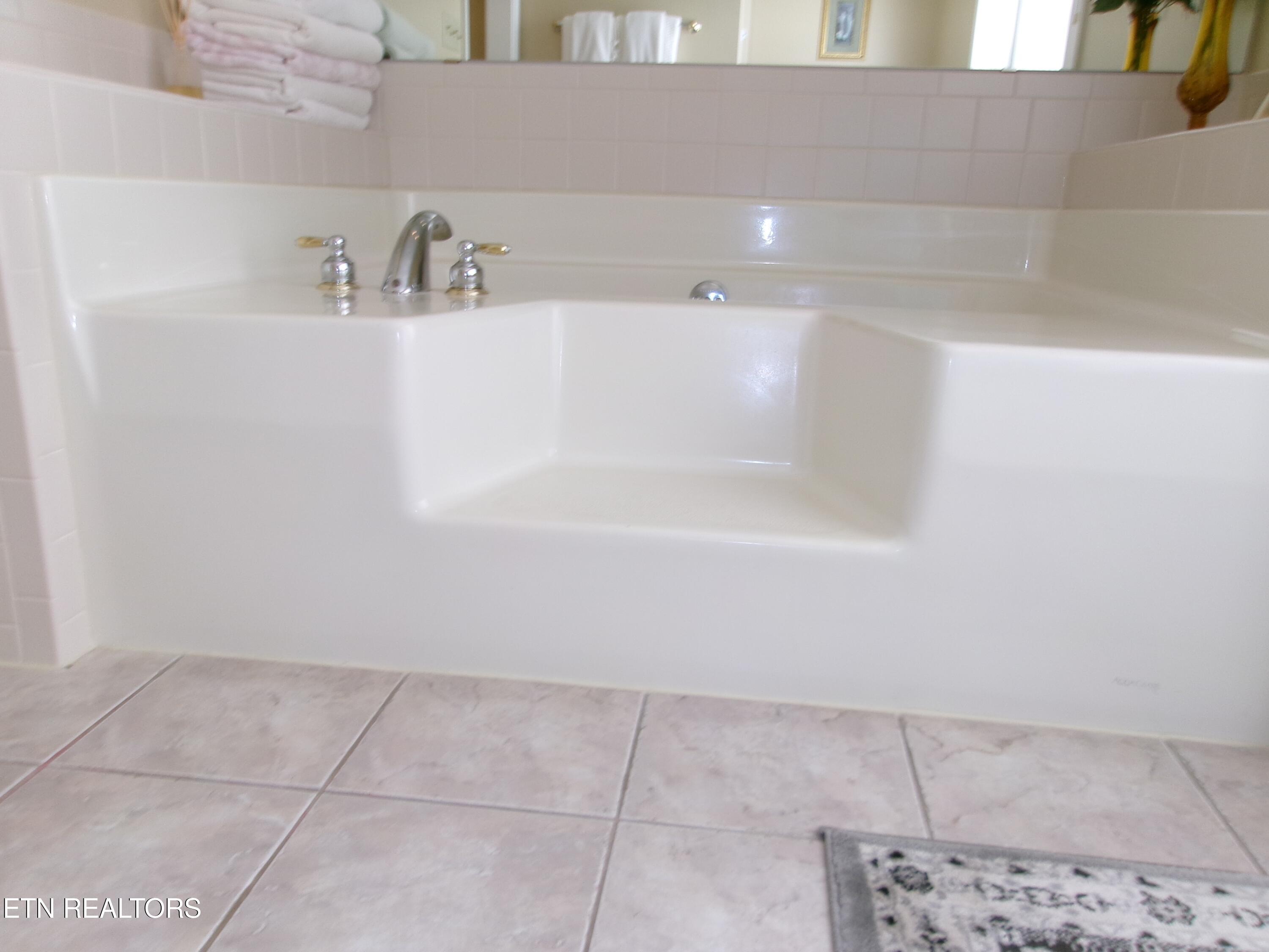 14 Brooks Lane Crossville TN 38558