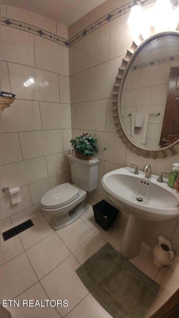 1013 Oliver Springs Highway Clinton TN 37716