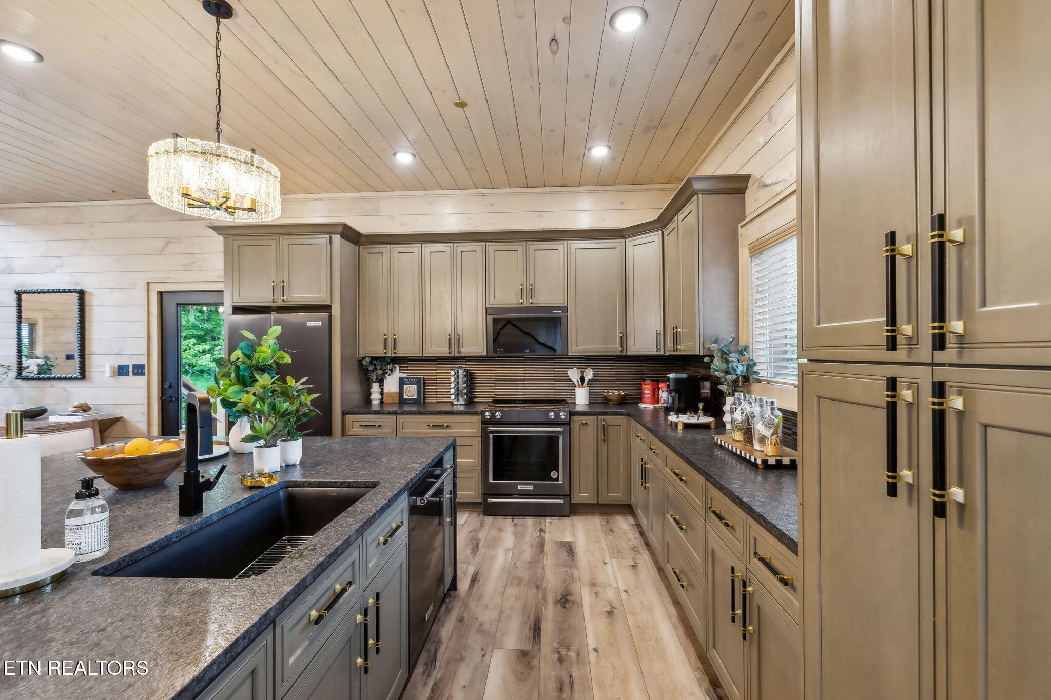 2525 Angelos Mountain Way Pigeon Forge TN 37862