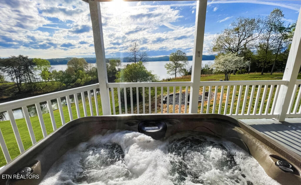 2140 White Oak Trail Dandridge TN 37725
