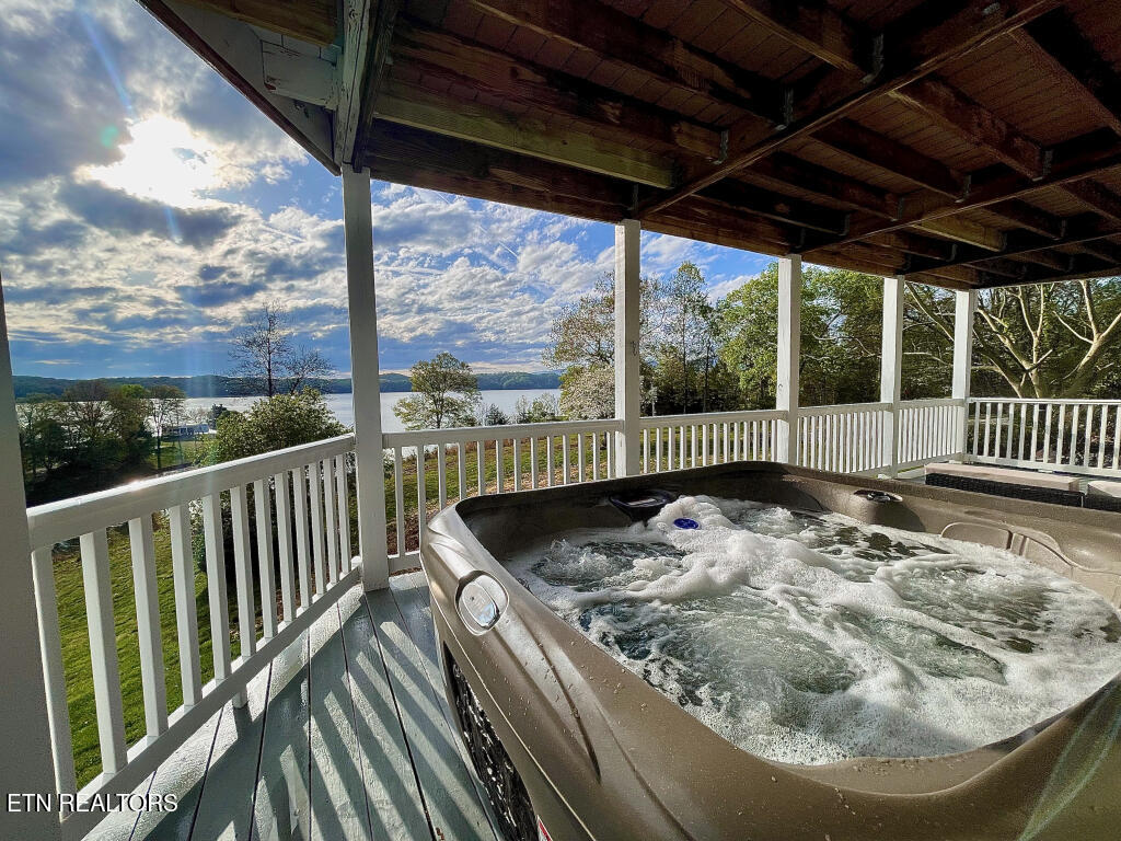 2140 White Oak Trail Dandridge TN 37725