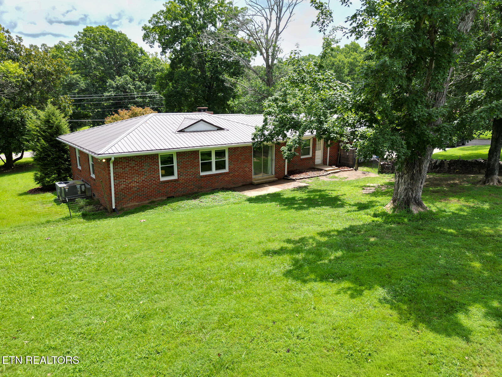 112 S Hummingbird Lane Dickson TN 37055