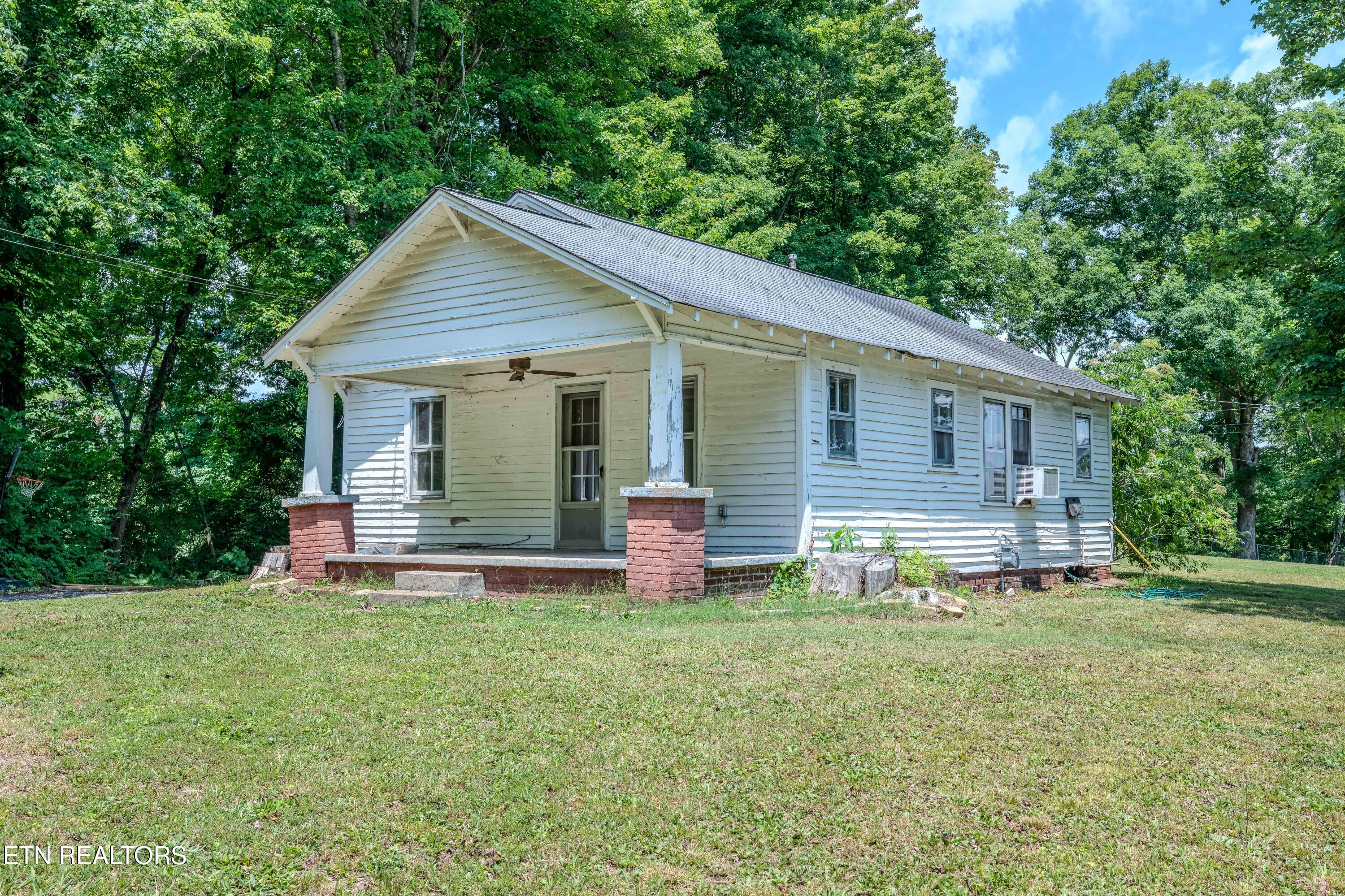 323 Lee Road Clinton TN 37716