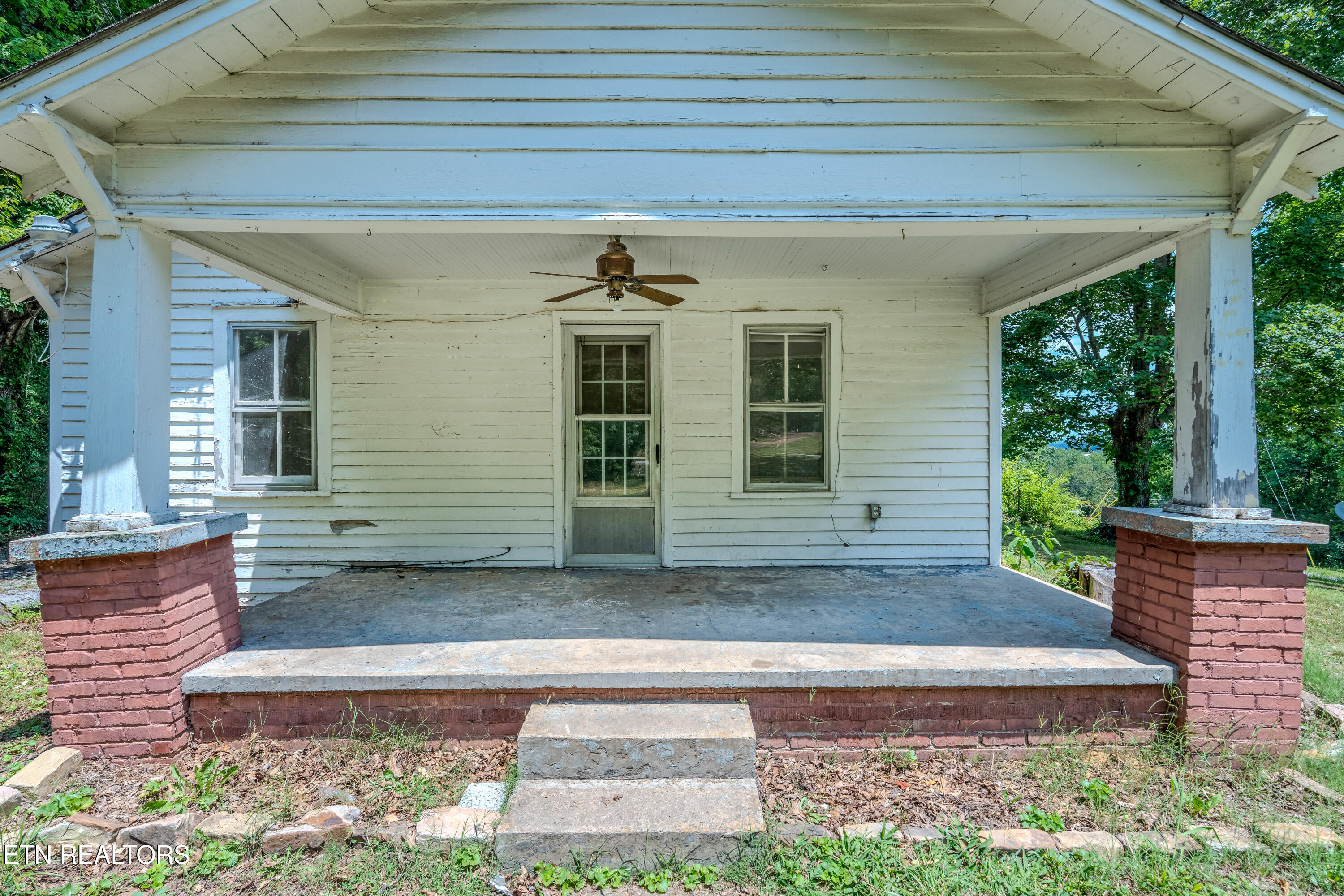 323 Lee Road Clinton TN 37716