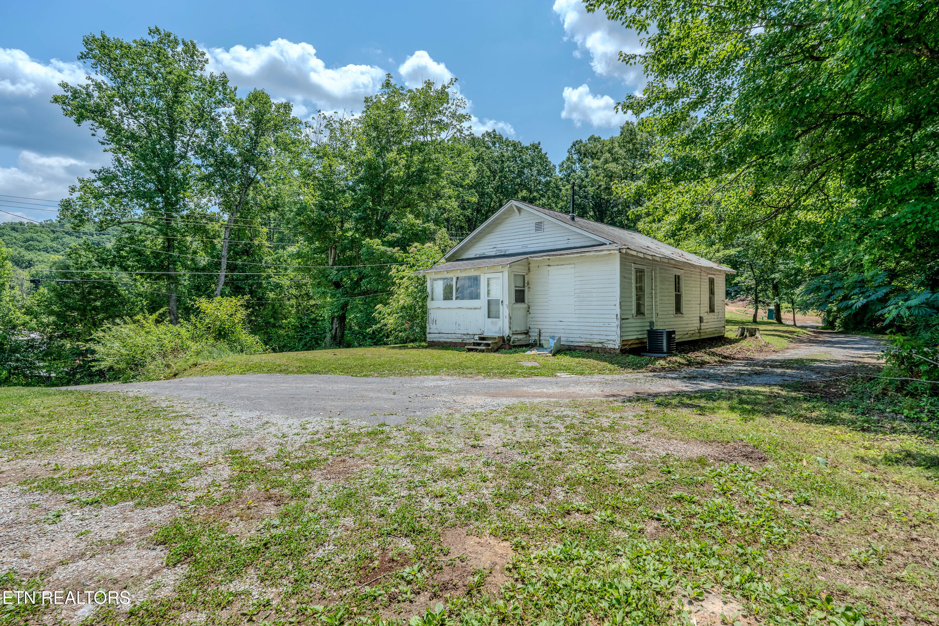 323 Lee Road Clinton TN 37716