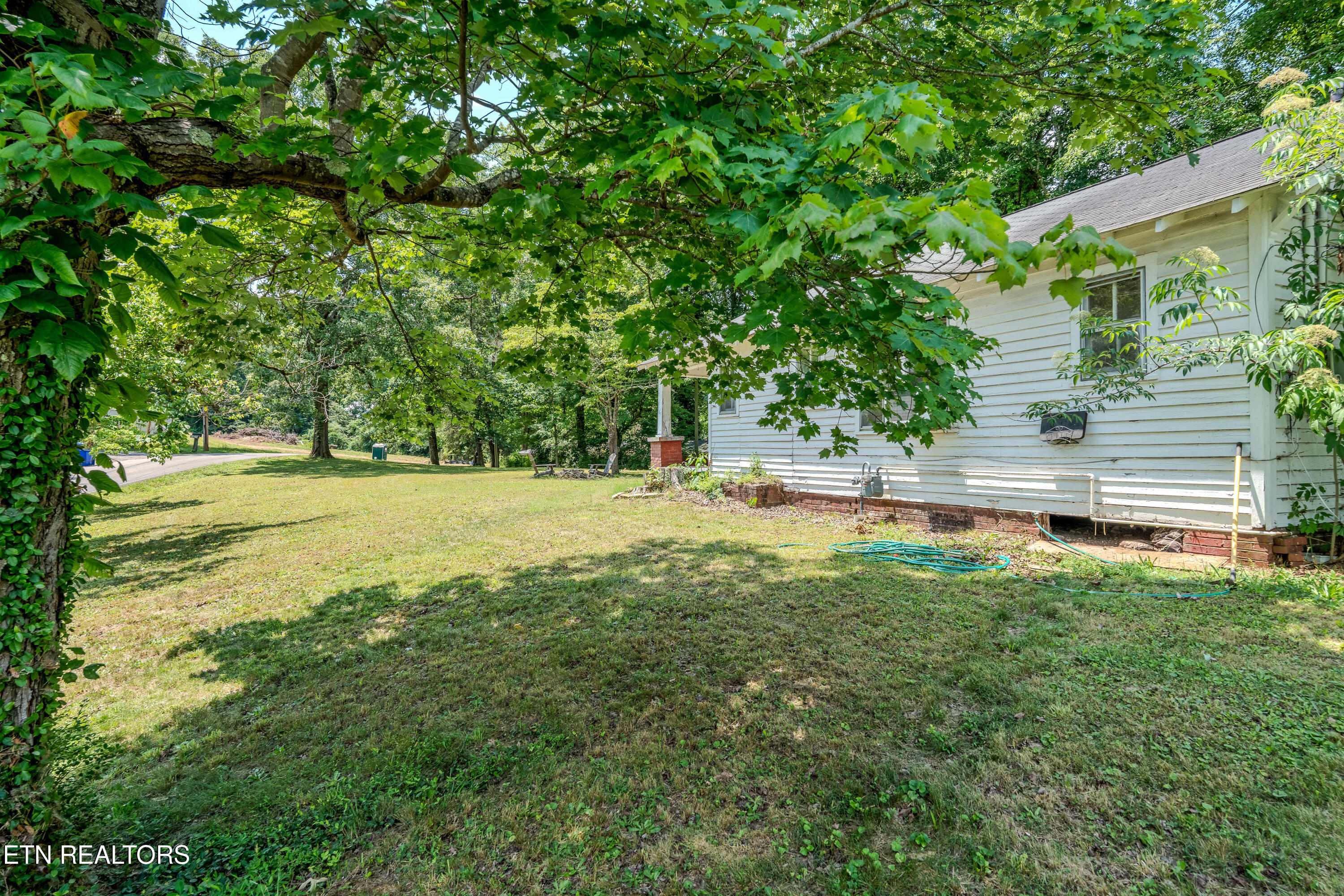 323 Lee Road Clinton TN 37716