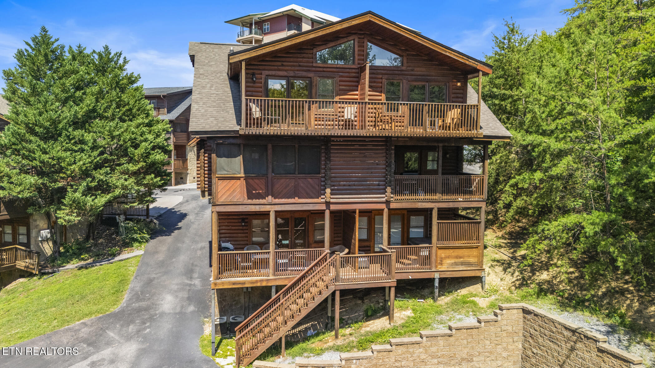 350 Big Bear Way Pigeon Forge TN 37863