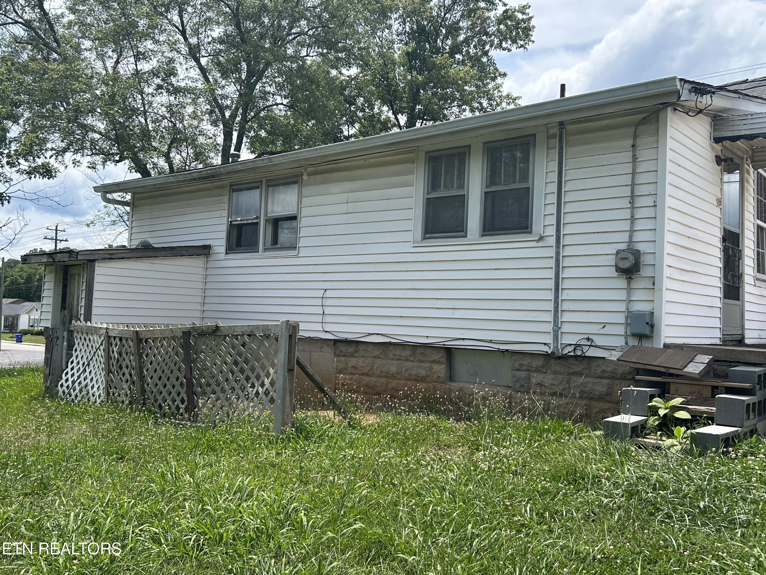 921 Fowler Street Clinton TN 37716