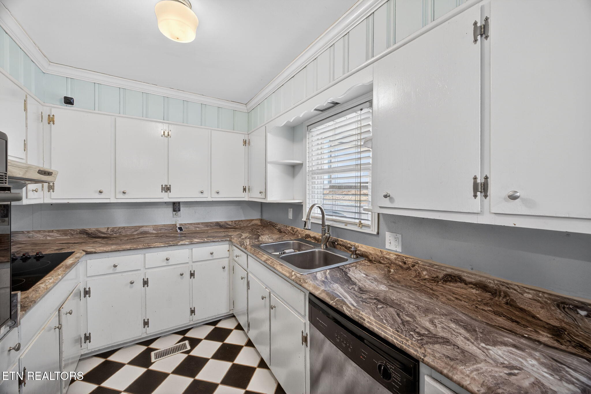 402 S Hillcrest Drive Livingston TN 38570