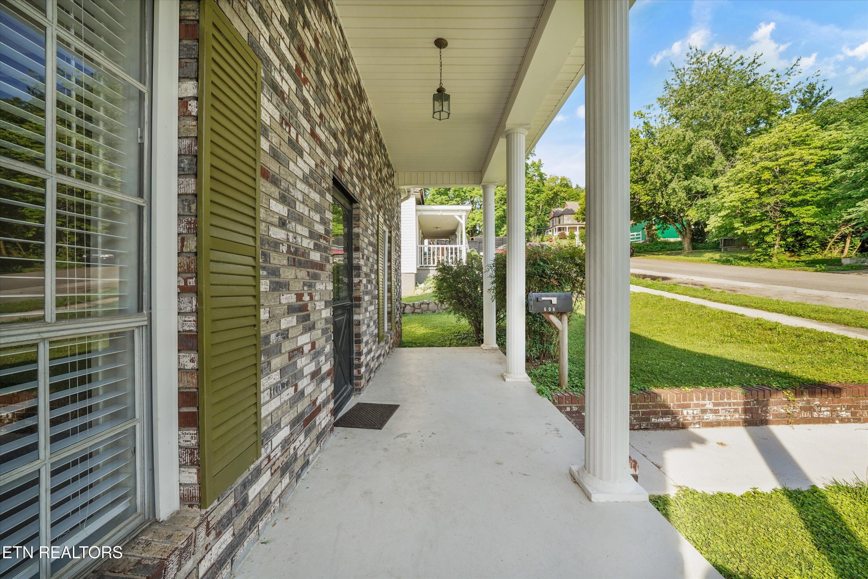 608 W 1st Avenue Lenoir City TN 37771