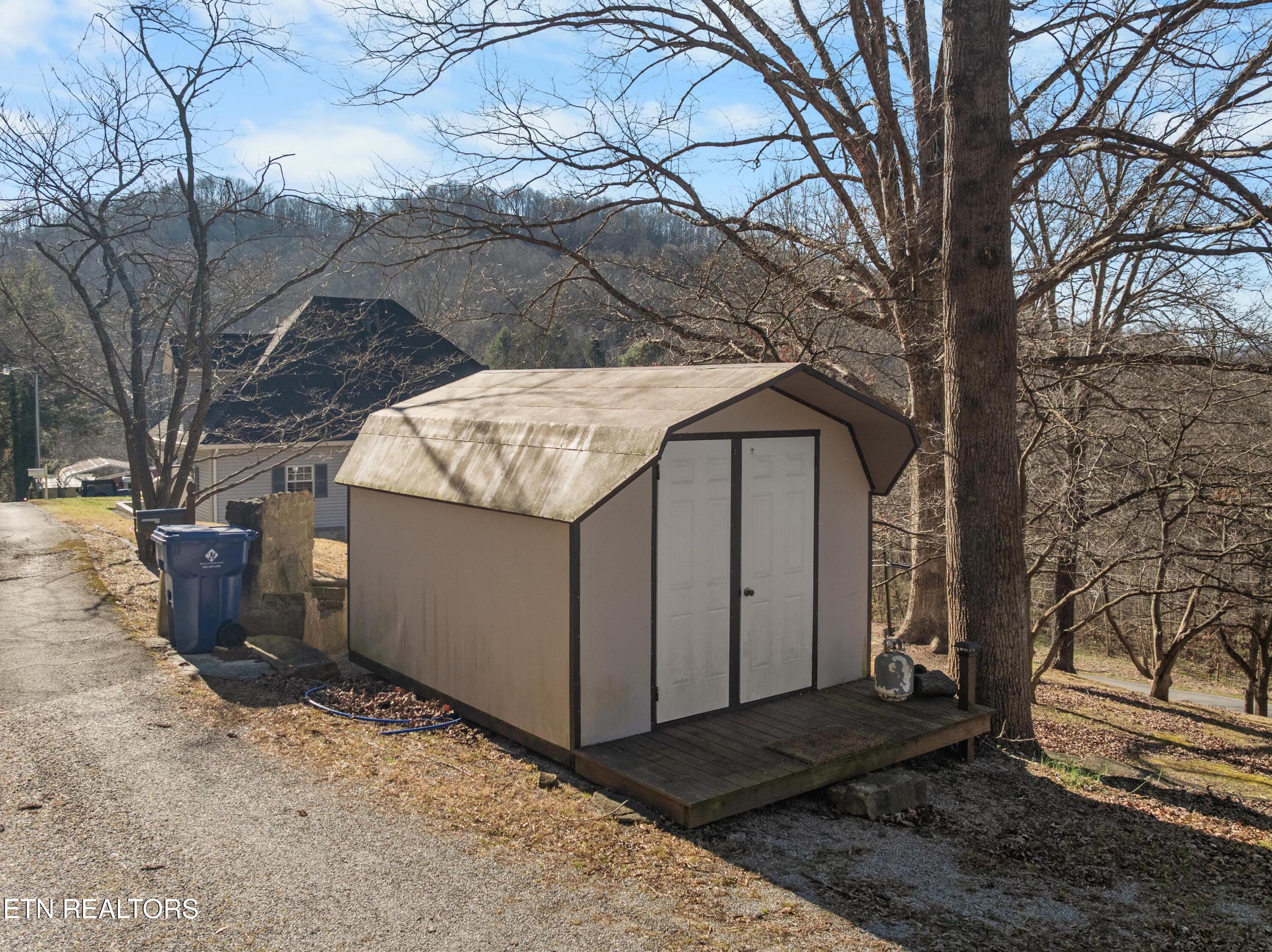 691 Barclay Lane Jellico TN 37762