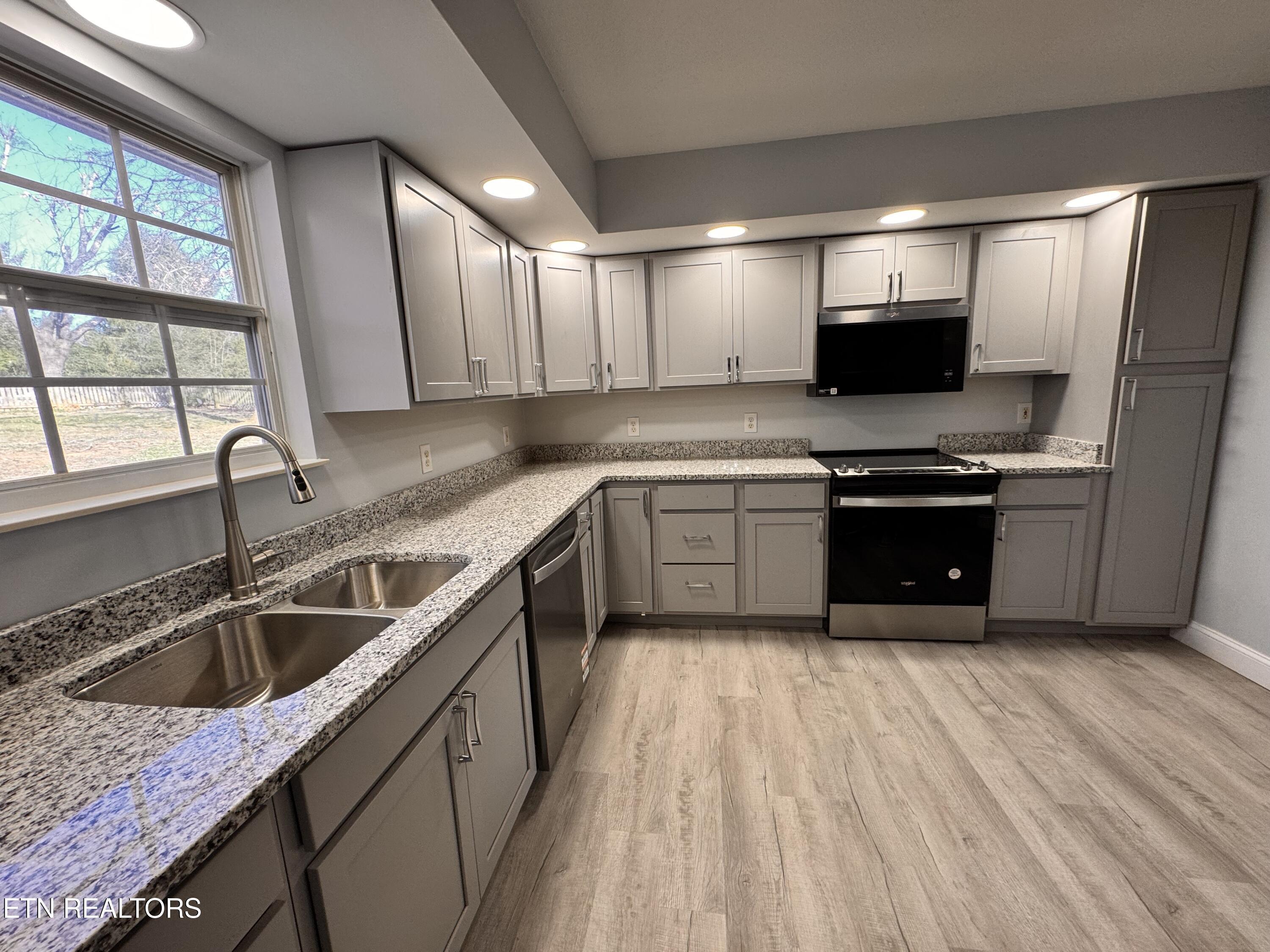 913 Columbine Lea Sevierville TN 37862