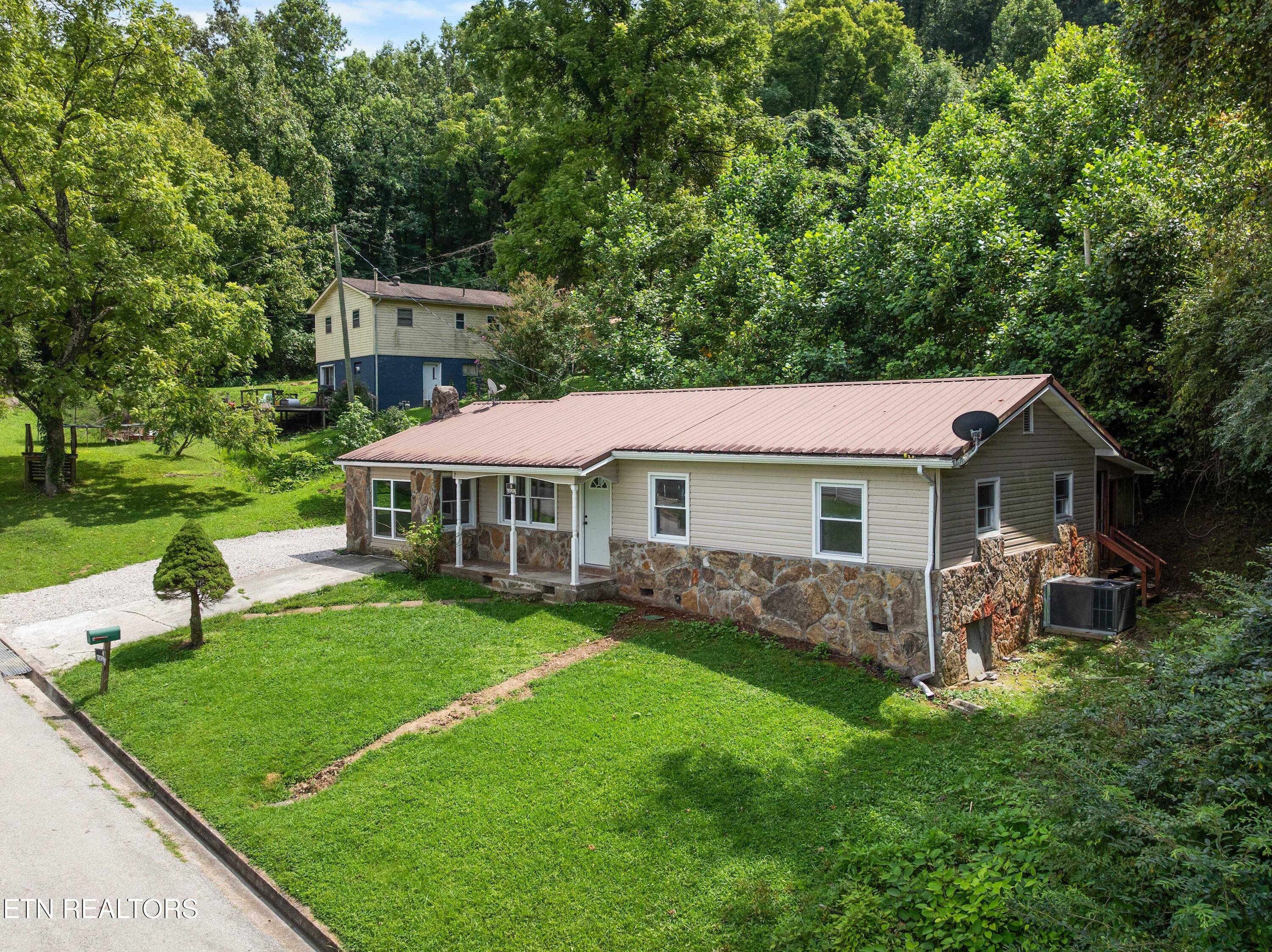232 E Robbins Street Jellico TN 37762