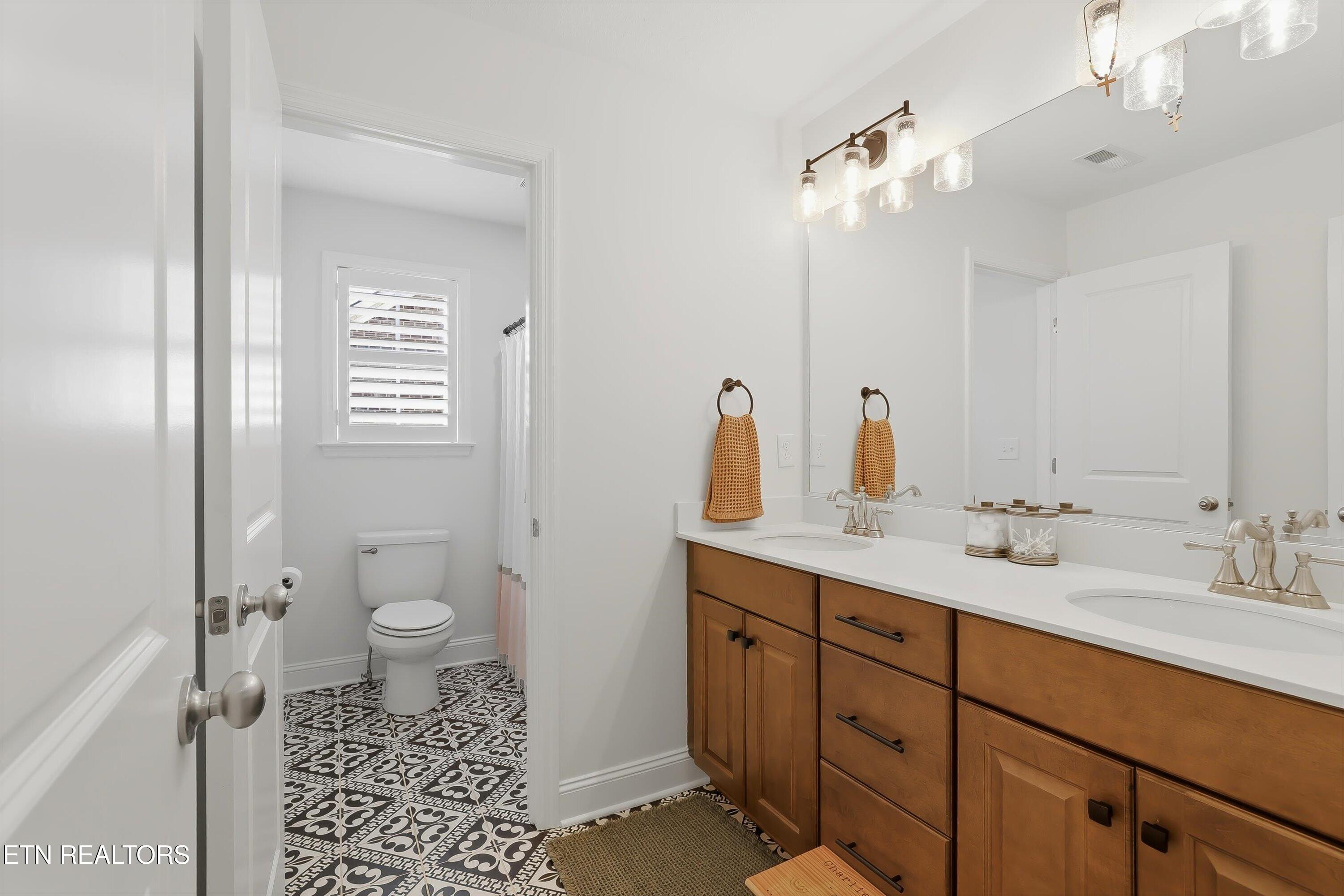 1818 English Ivy Lane Knoxville TN 37932