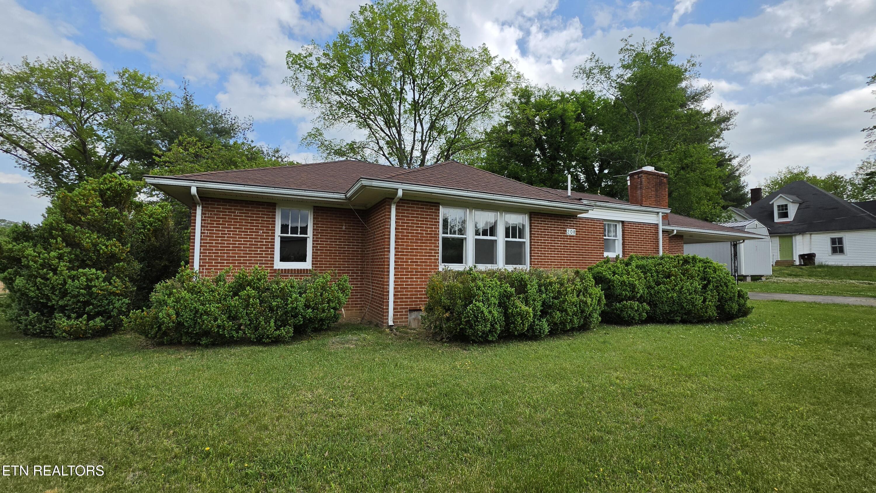 208 E Dyer Street Madisonville TN 37354