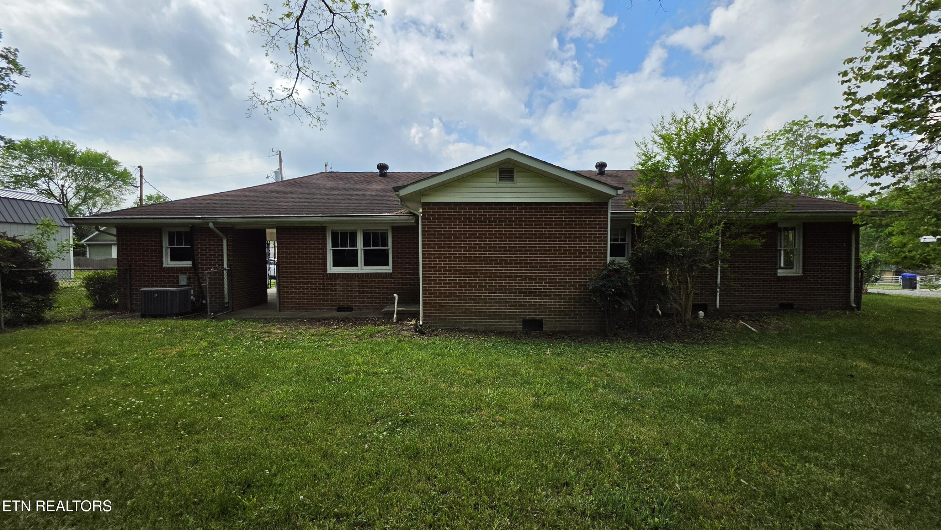 208 E Dyer Street Madisonville TN 37354