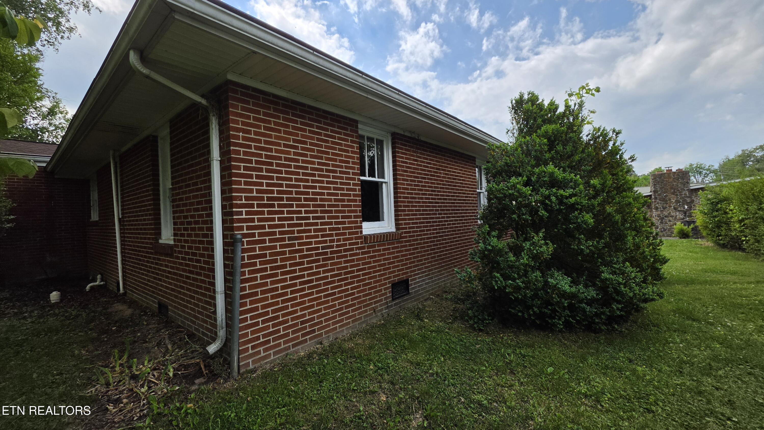 208 E Dyer Street Madisonville TN 37354