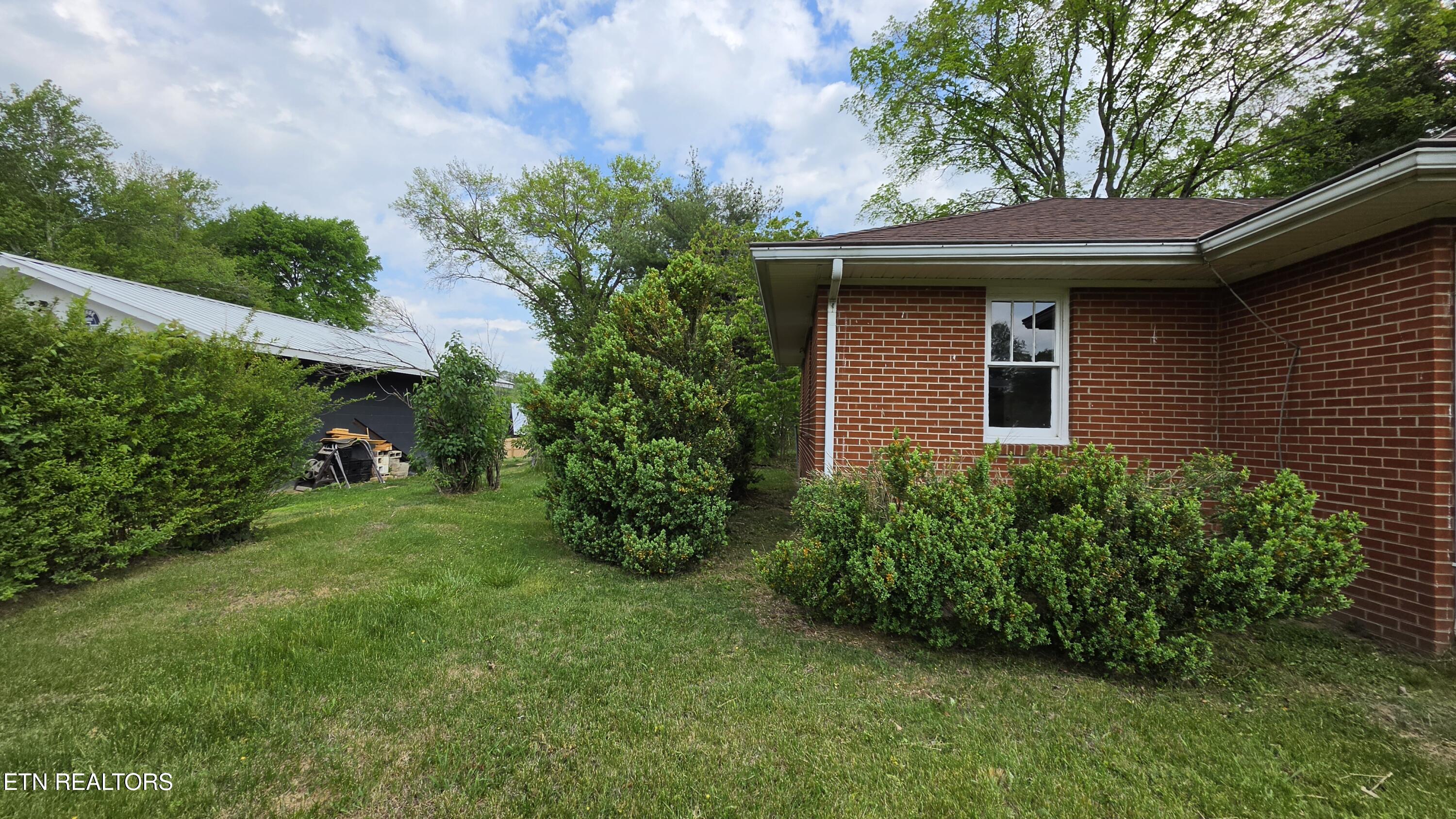 208 E Dyer Street Madisonville TN 37354