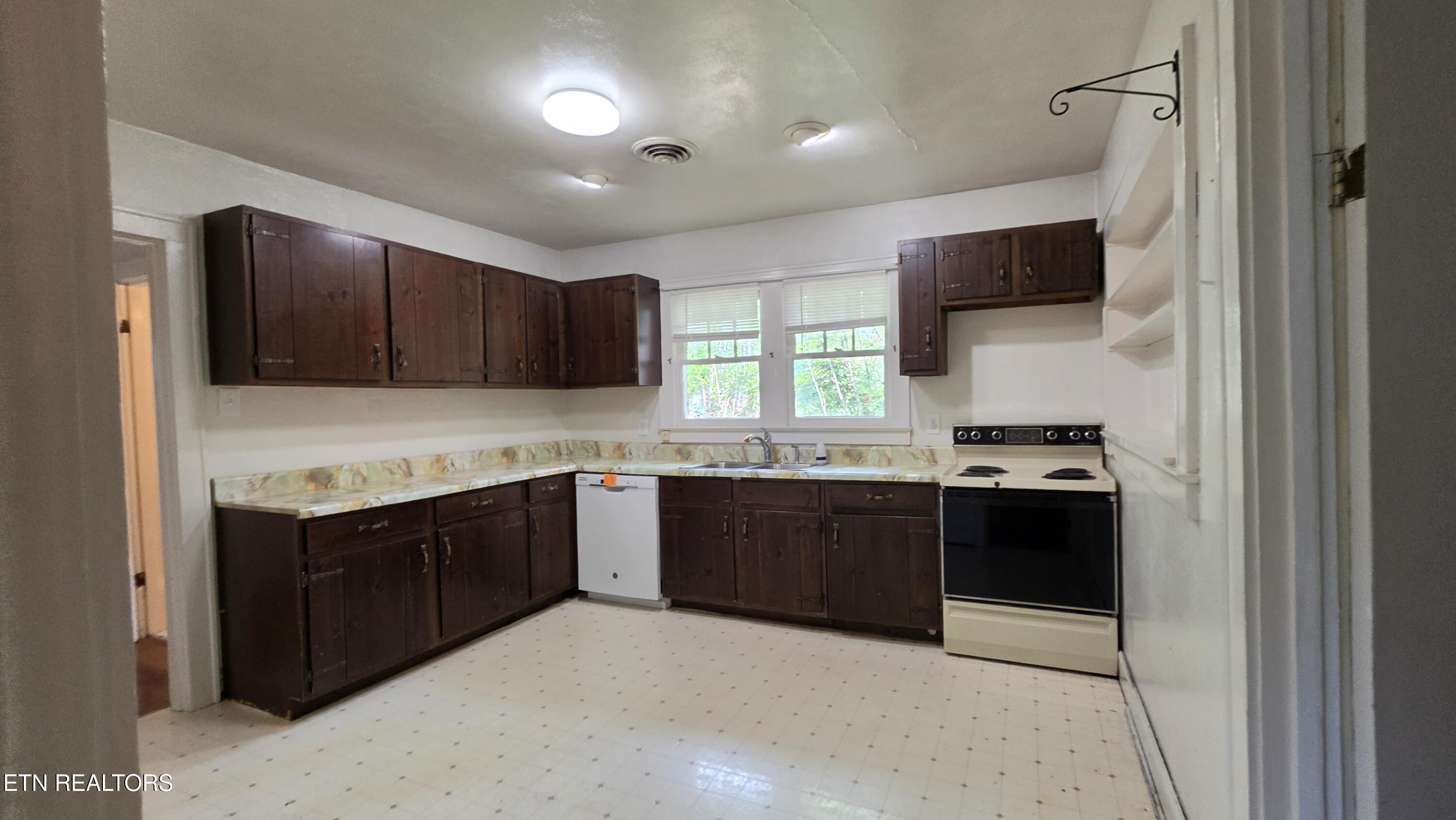 208 E Dyer Street Madisonville TN 37354