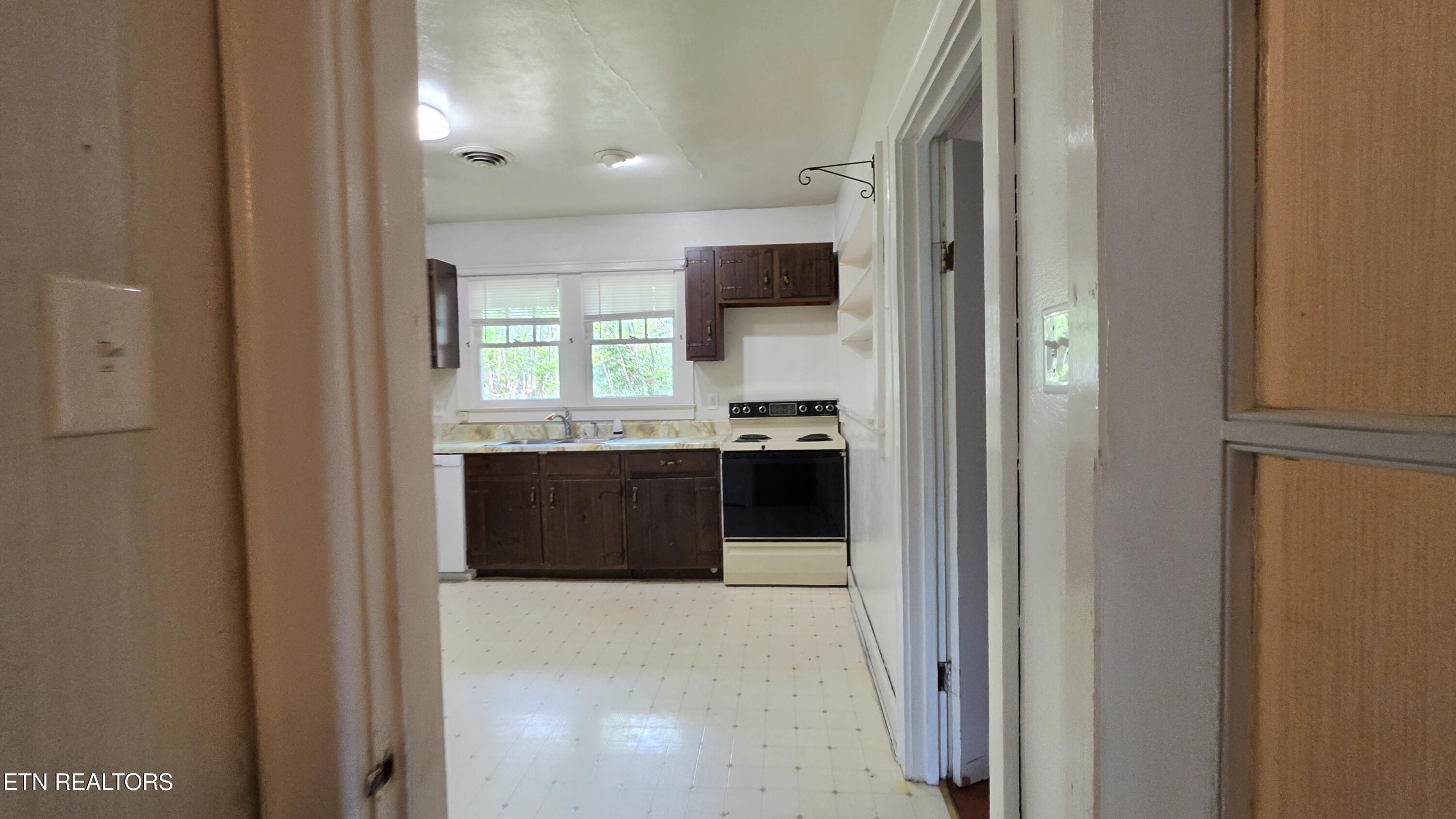 208 E Dyer Street Madisonville TN 37354