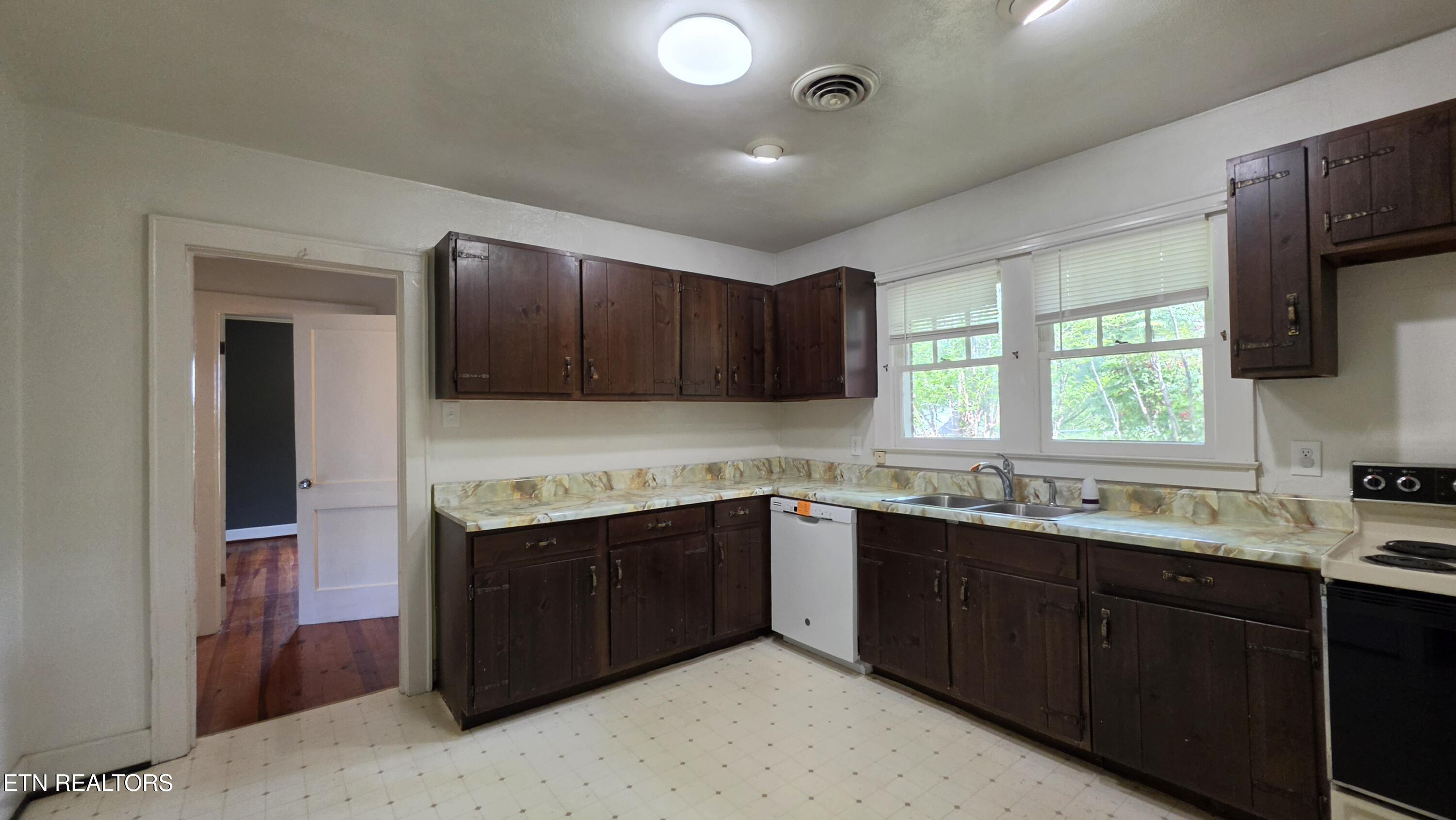 208 E Dyer Street Madisonville TN 37354