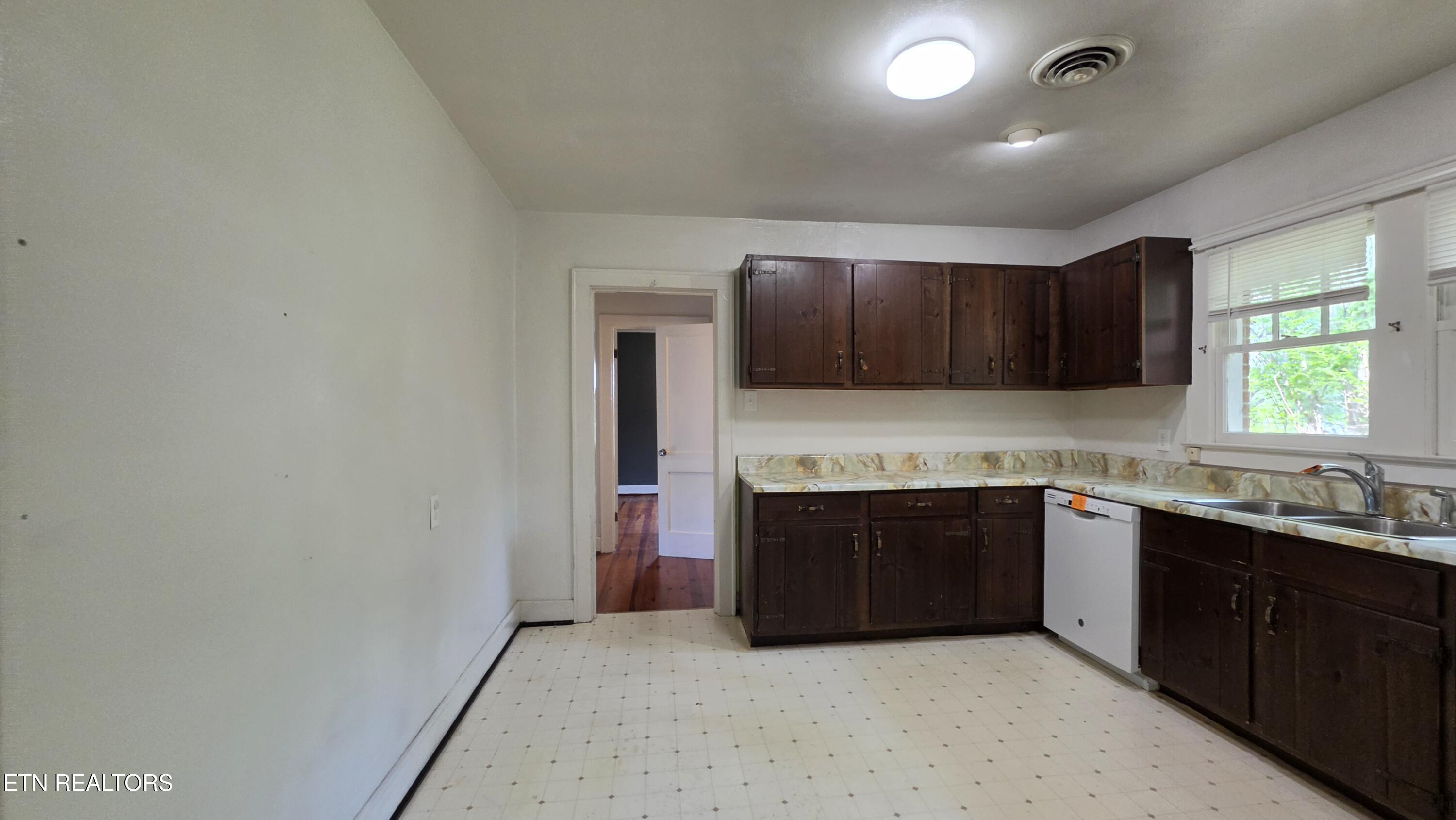 208 E Dyer Street Madisonville TN 37354