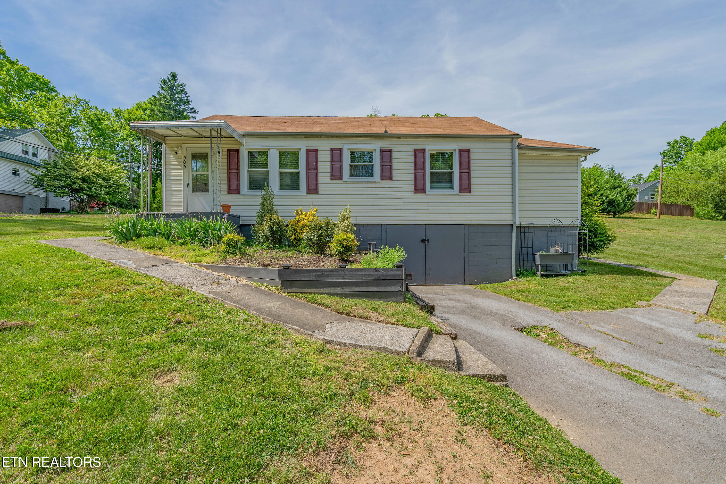 Knoxville TN, 305 Dahlia Drive