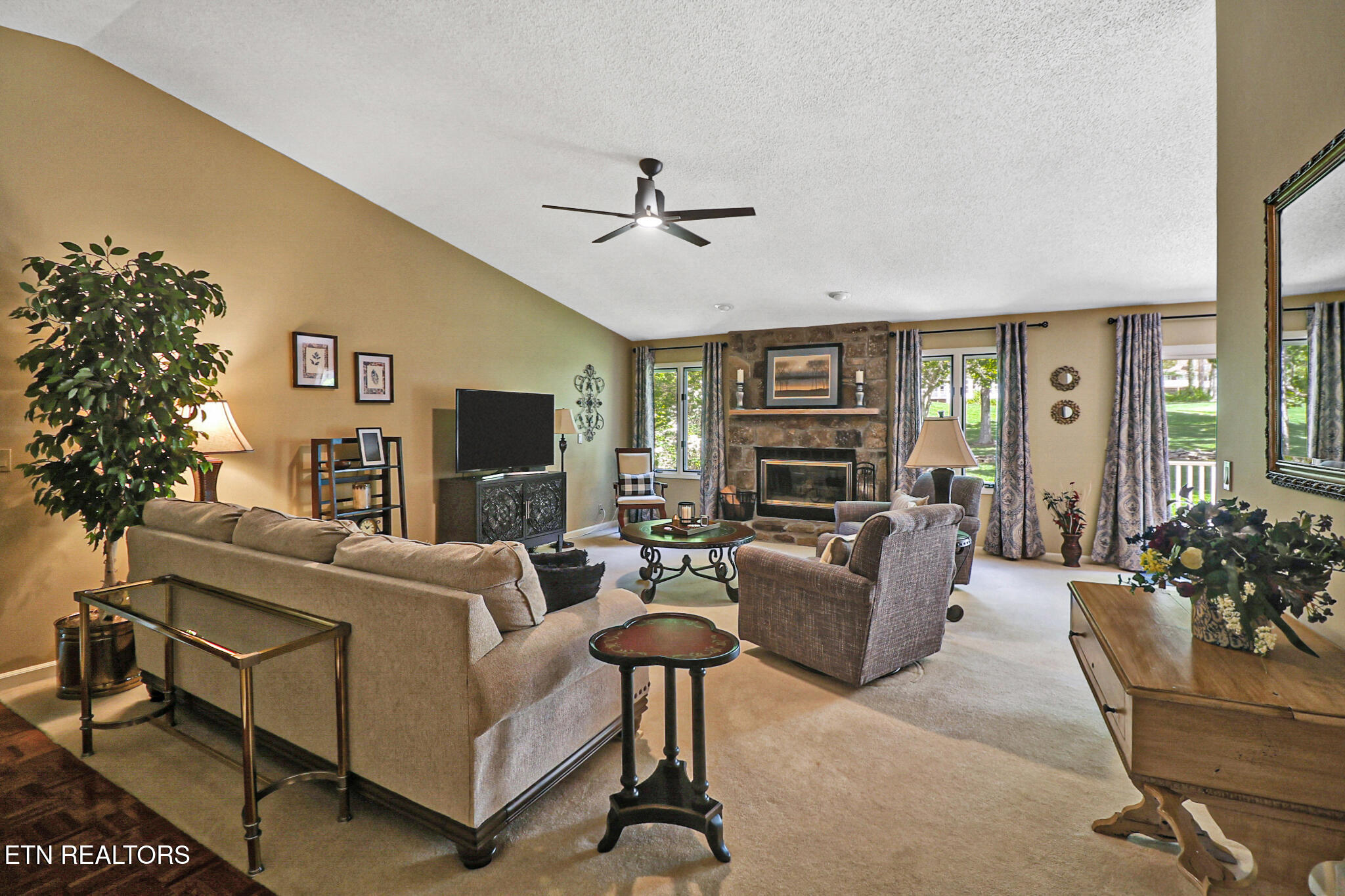 15 Kingsboro Lane Crossville TN 38558