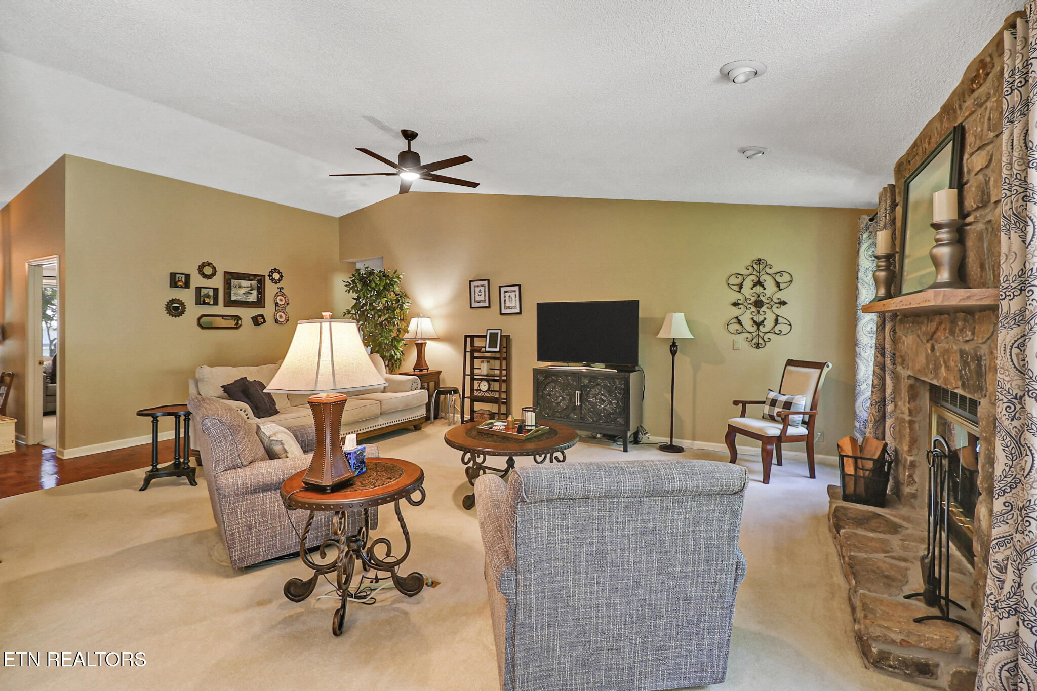 15 Kingsboro Lane Crossville TN 38558