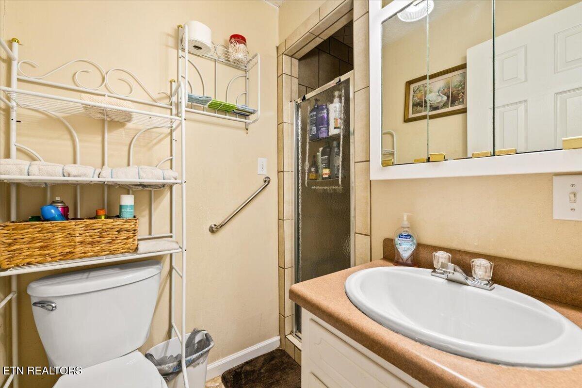 177 Thomas Road Speedwell TN 37870