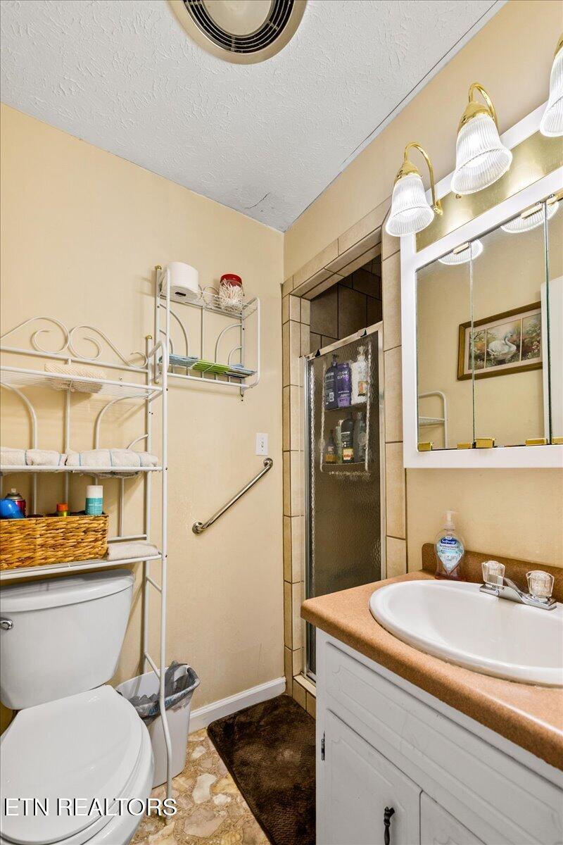177 Thomas Road Speedwell TN 37870