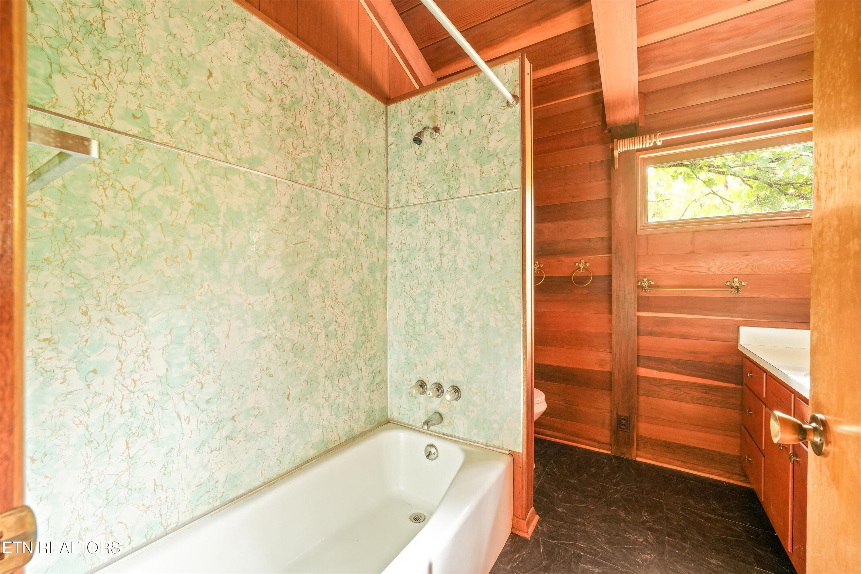225 Pleasant View Loop Clinton TN 37716