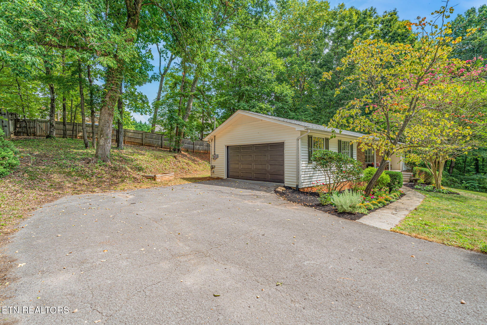 1804 Pinoak Court Knoxville TN 37923