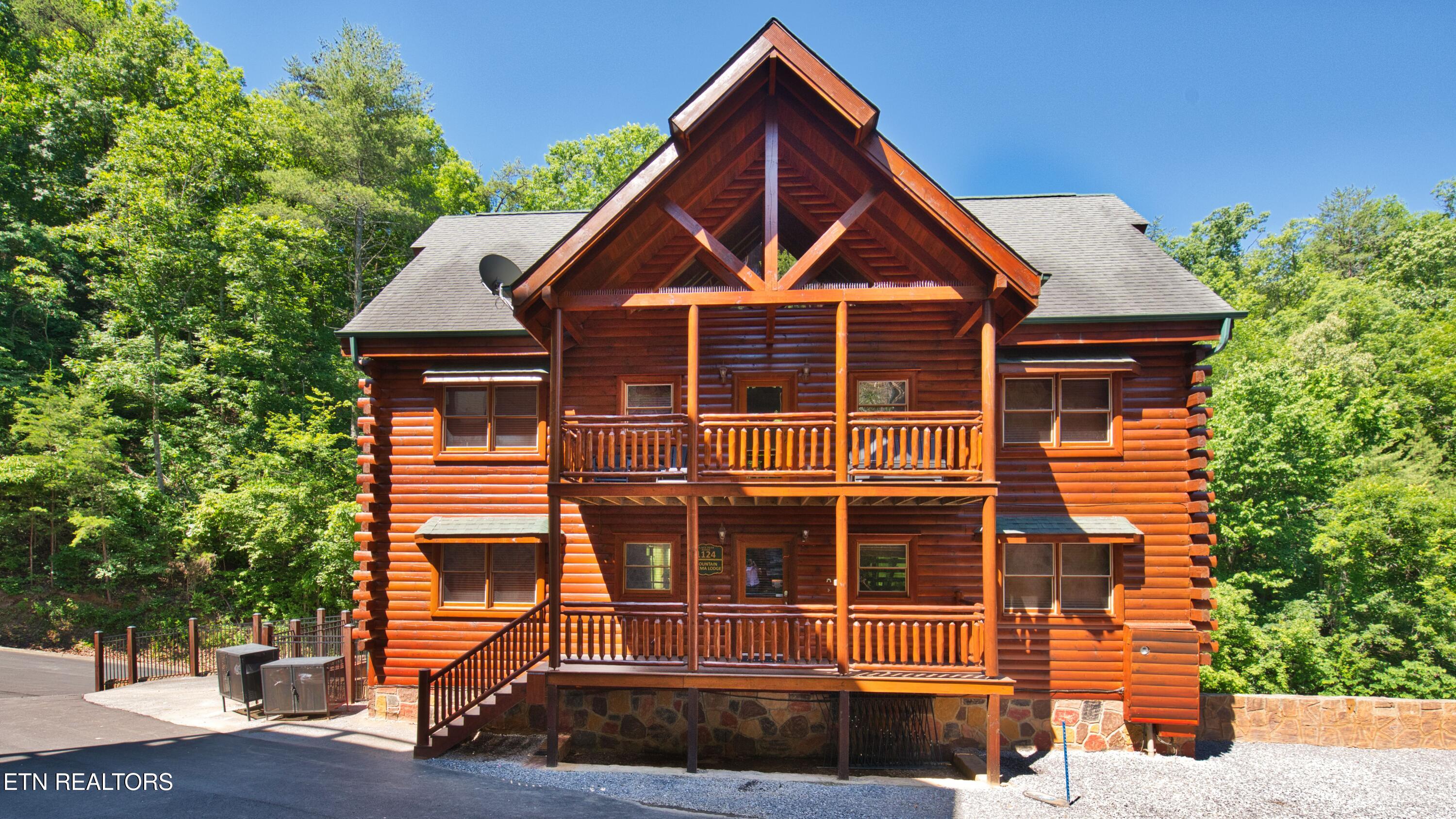 1124 Black Bear Cub Way Sevierville TN 37862