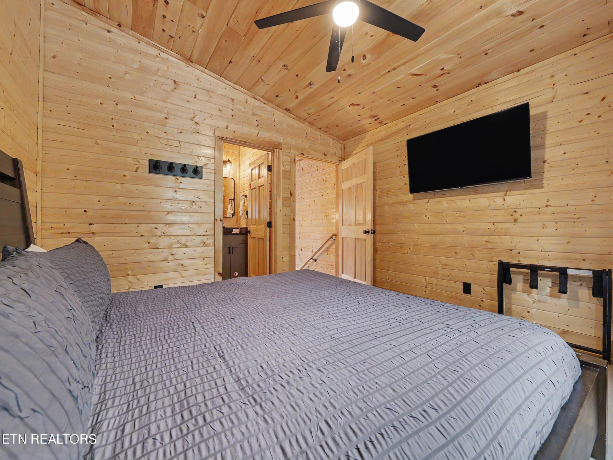 2412 Ridgehigh Pass Sevierville TN 37876