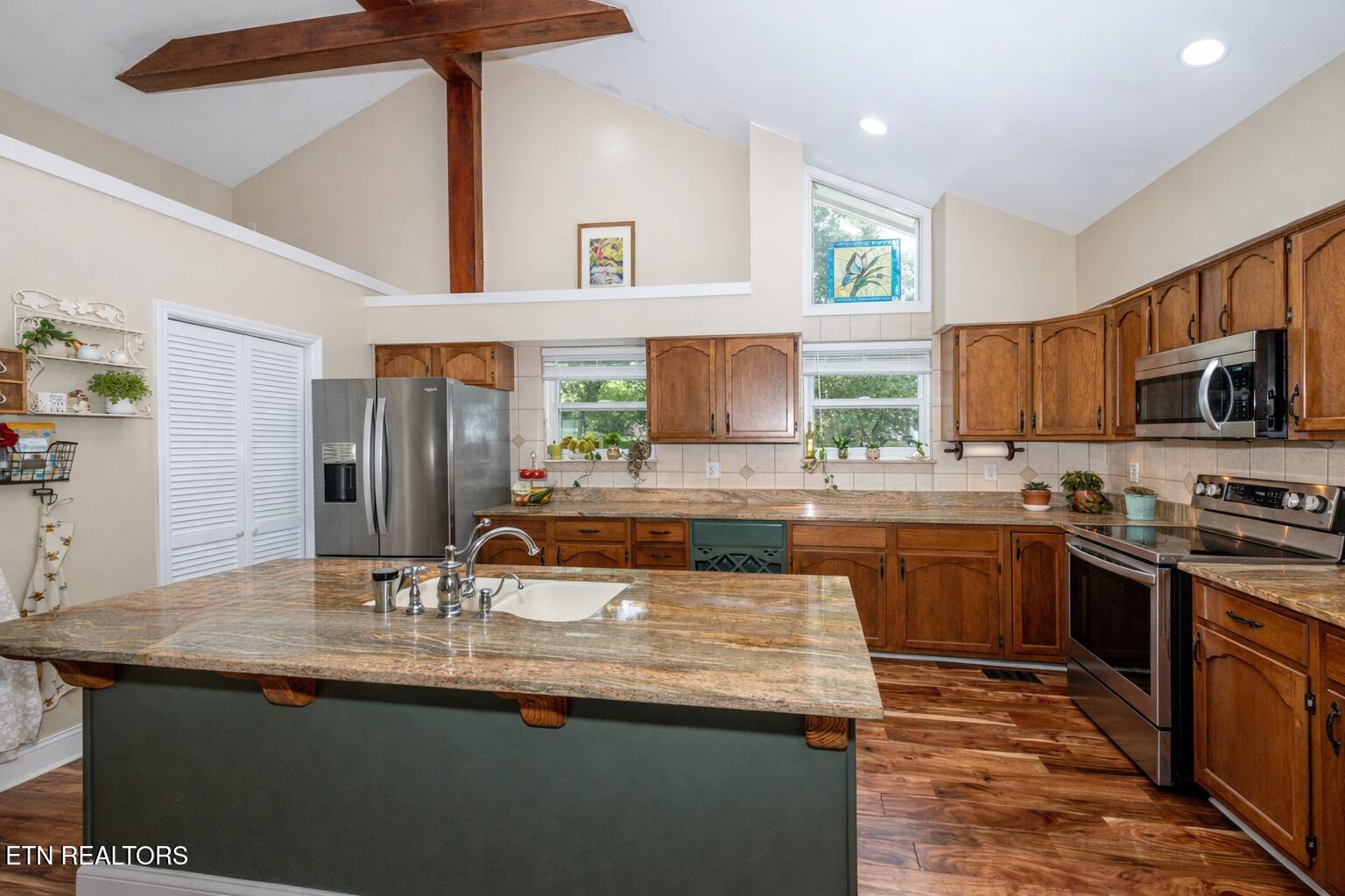 4225 W Lakeview Circle Louisville TN 37777