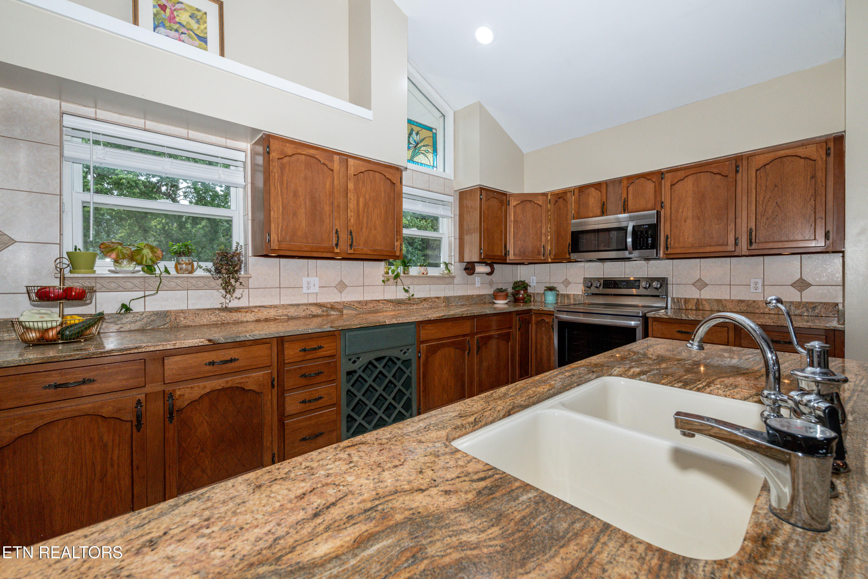 4225 W Lakeview Circle Louisville TN 37777