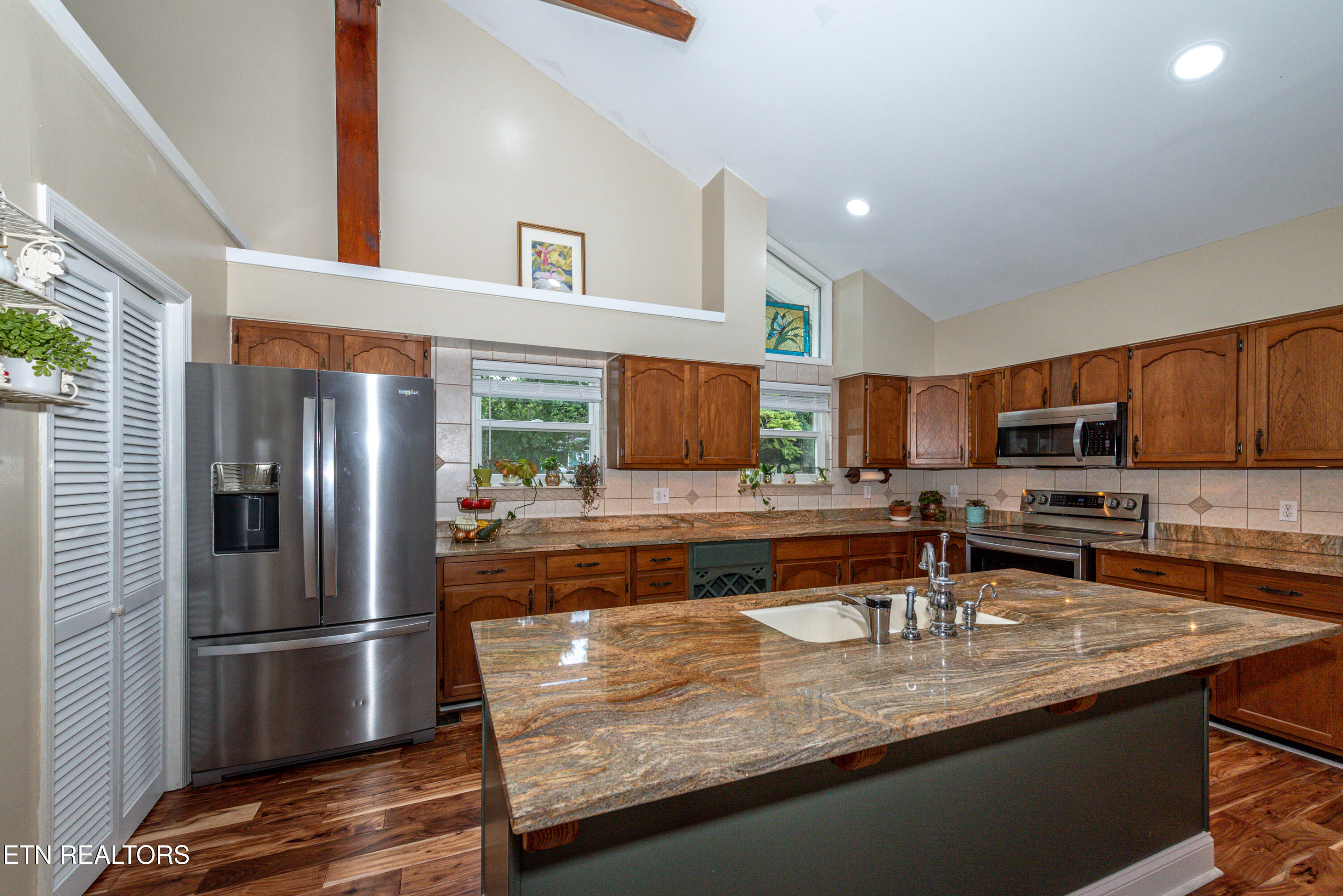 4225 W Lakeview Circle Louisville TN 37777