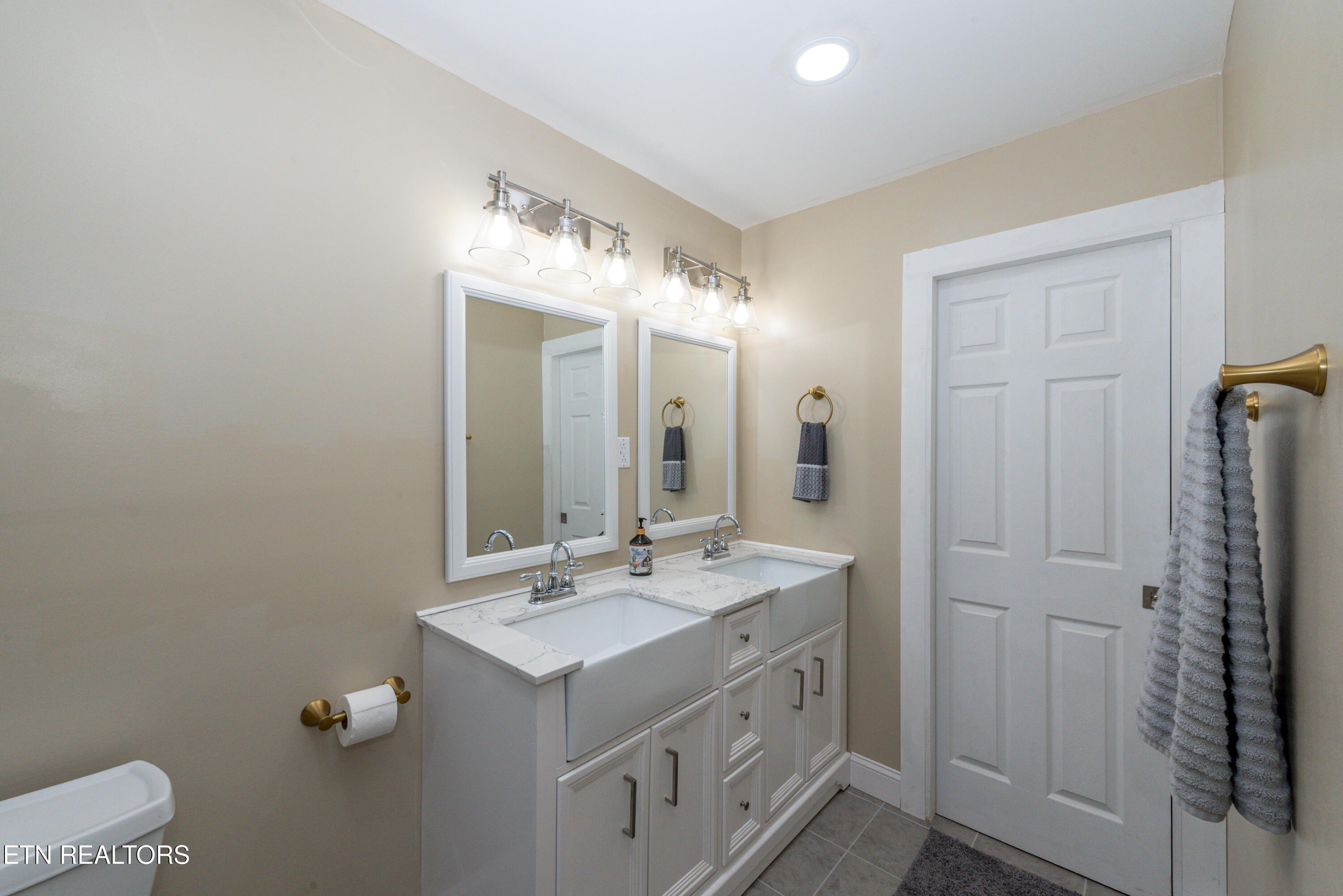 4225 W Lakeview Circle Louisville TN 37777